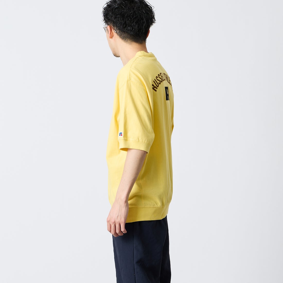 RUSSELL ATHLETIC [ラッセルアスレティック] 別注 カレッジロゴプリント スウェットライクTシャツ [JFRU26SS-01-JF] YELLOW &&モデル身長：168cm 着用サイズ：M&&