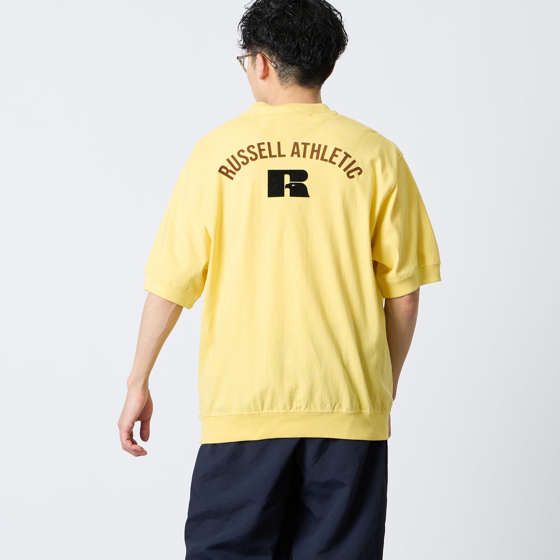 RUSSELL ATHLETIC [ラッセルアスレティック] 別注 カレッジロゴプリント スウェットライクTシャツ [JFRU26SS-01-JF] YELLOW &&モデル身長：168cm 着用サイズ：M&&
