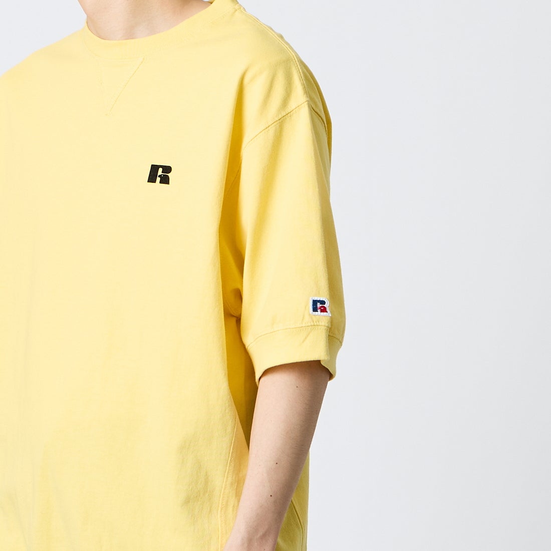 RUSSELL ATHLETIC [ラッセルアスレティック] 別注 カレッジロゴプリント スウェットライクTシャツ [JFRU26SS-01-JF] YELLOW &&モデル身長：168cm 着用サイズ：M&&