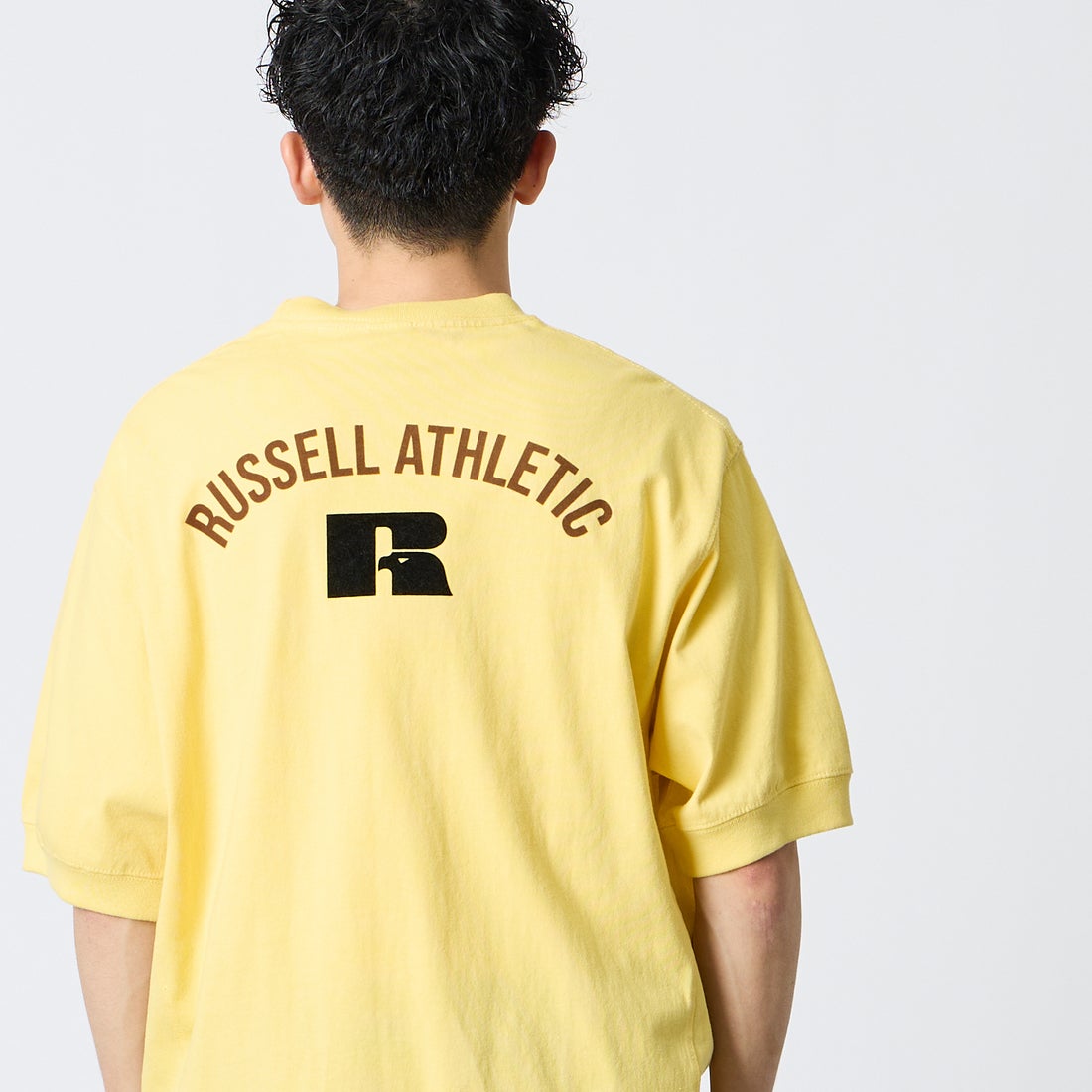 RUSSELL ATHLETIC [ラッセルアスレティック] 別注 カレッジロゴプリント スウェットライクTシャツ [JFRU26SS-01-JF] YELLOW &&モデル身長：168cm 着用サイズ：M&&
