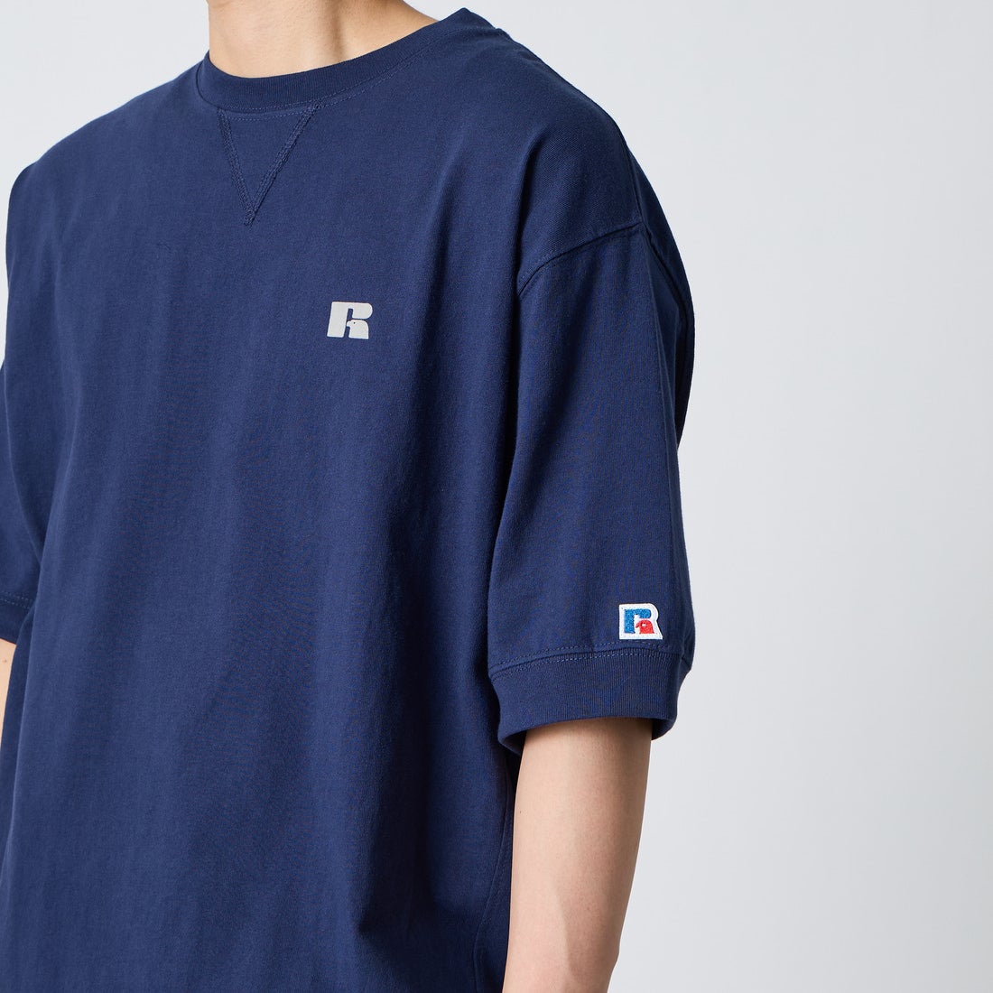 RUSSELL ATHLETIC [ラッセルアスレティック] 別注 カレッジロゴプリント スウェットライクTシャツ [JFRU26SS-01-JF] NAVY &&モデル身長：177cm 着用サイズ：F&&