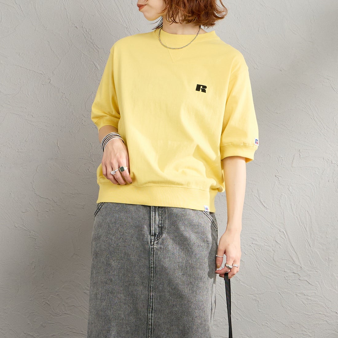 RUSSELL ATHLETIC [ラッセルアスレティック] 別注 カレッジロゴプリント スウェットライクTシャツ [JFRU26SS-01-JF] YELLOW &&モデル身長：158cm 着用サイズ：S&&