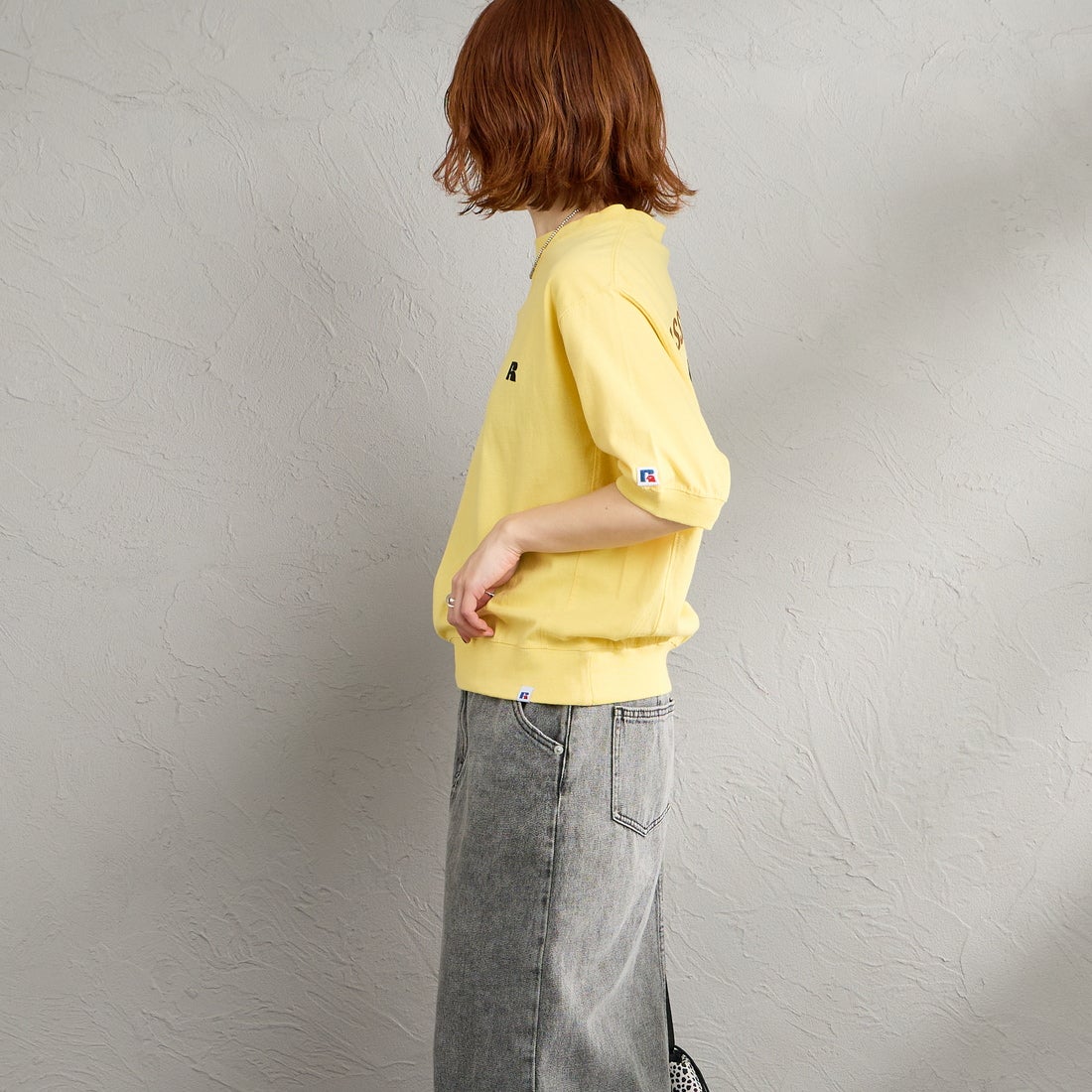 RUSSELL ATHLETIC [ラッセルアスレティック] 別注 カレッジロゴプリント スウェットライクTシャツ [JFRU26SS-01-JF] YELLOW &&モデル身長：158cm 着用サイズ：S&&