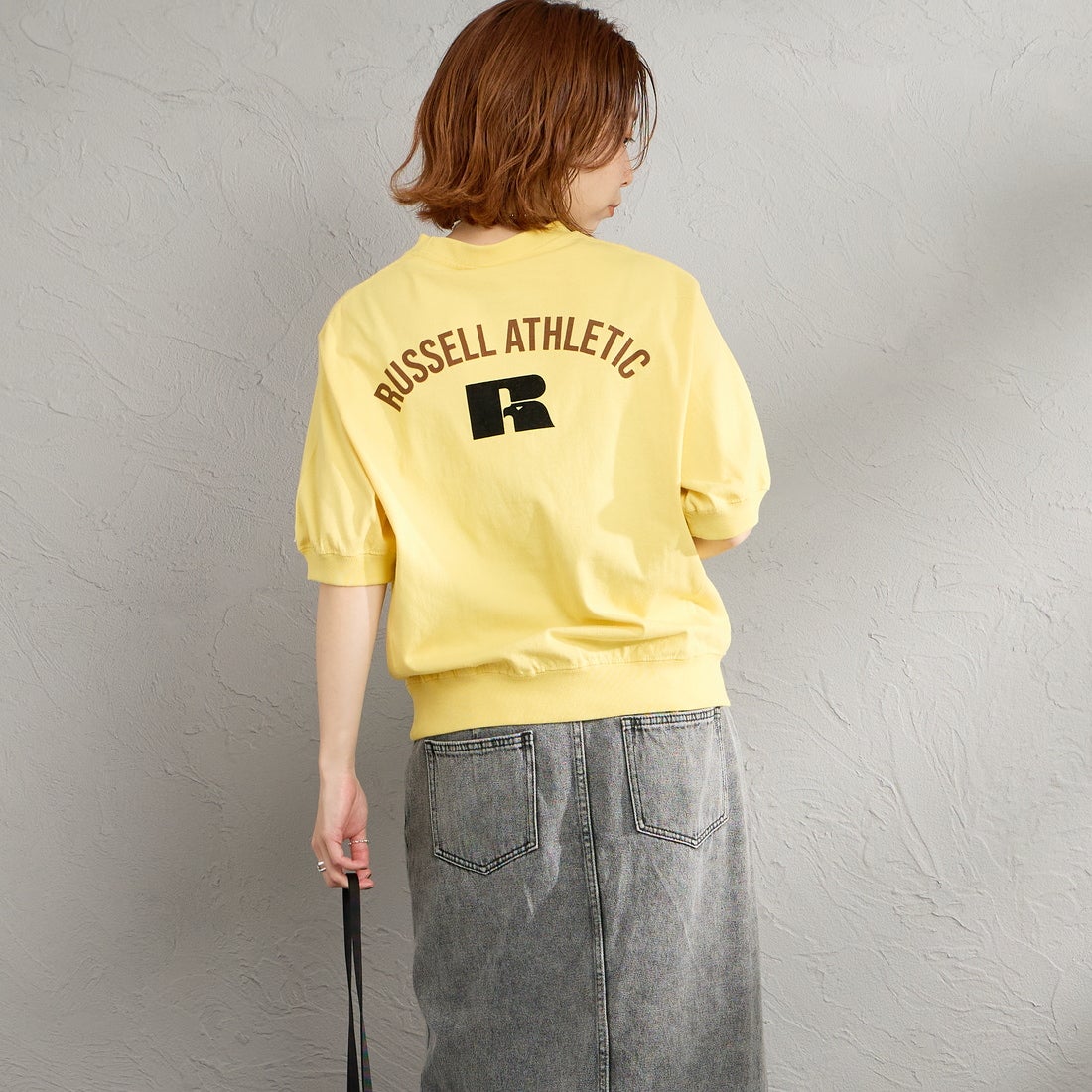 RUSSELL ATHLETIC [ラッセルアスレティック] 別注 カレッジロゴプリント スウェットライクTシャツ [JFRU26SS-01-JF] YELLOW &&モデル身長：158cm 着用サイズ：S&&