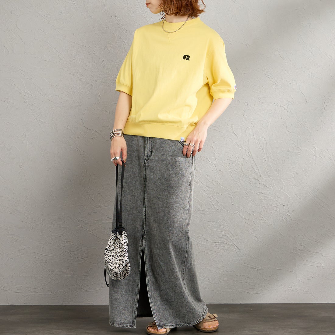RUSSELL ATHLETIC [ラッセルアスレティック] 別注 カレッジロゴプリント スウェットライクTシャツ [JFRU26SS-01-JF] YELLOW &&モデル身長：158cm 着用サイズ：S&&