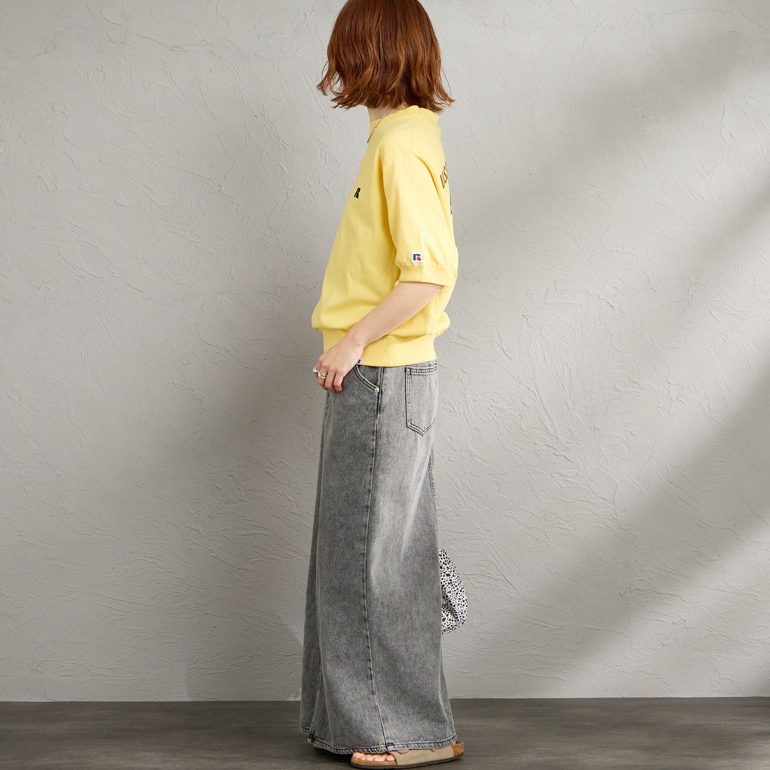 RUSSELL ATHLETIC [ラッセルアスレティック] 別注 カレッジロゴプリント スウェットライクTシャツ [JFRU26SS-01-JF] YELLOW &&モデル身長：158cm 着用サイズ：S&&
