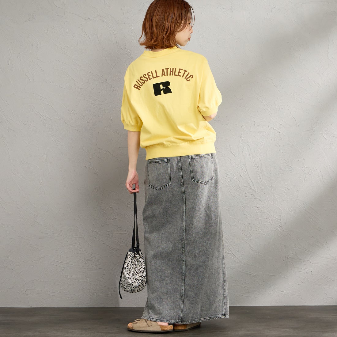RUSSELL ATHLETIC [ラッセルアスレティック] 別注 カレッジロゴプリント スウェットライクTシャツ [JFRU26SS-01-JF] YELLOW &&モデル身長：158cm 着用サイズ：S&&
