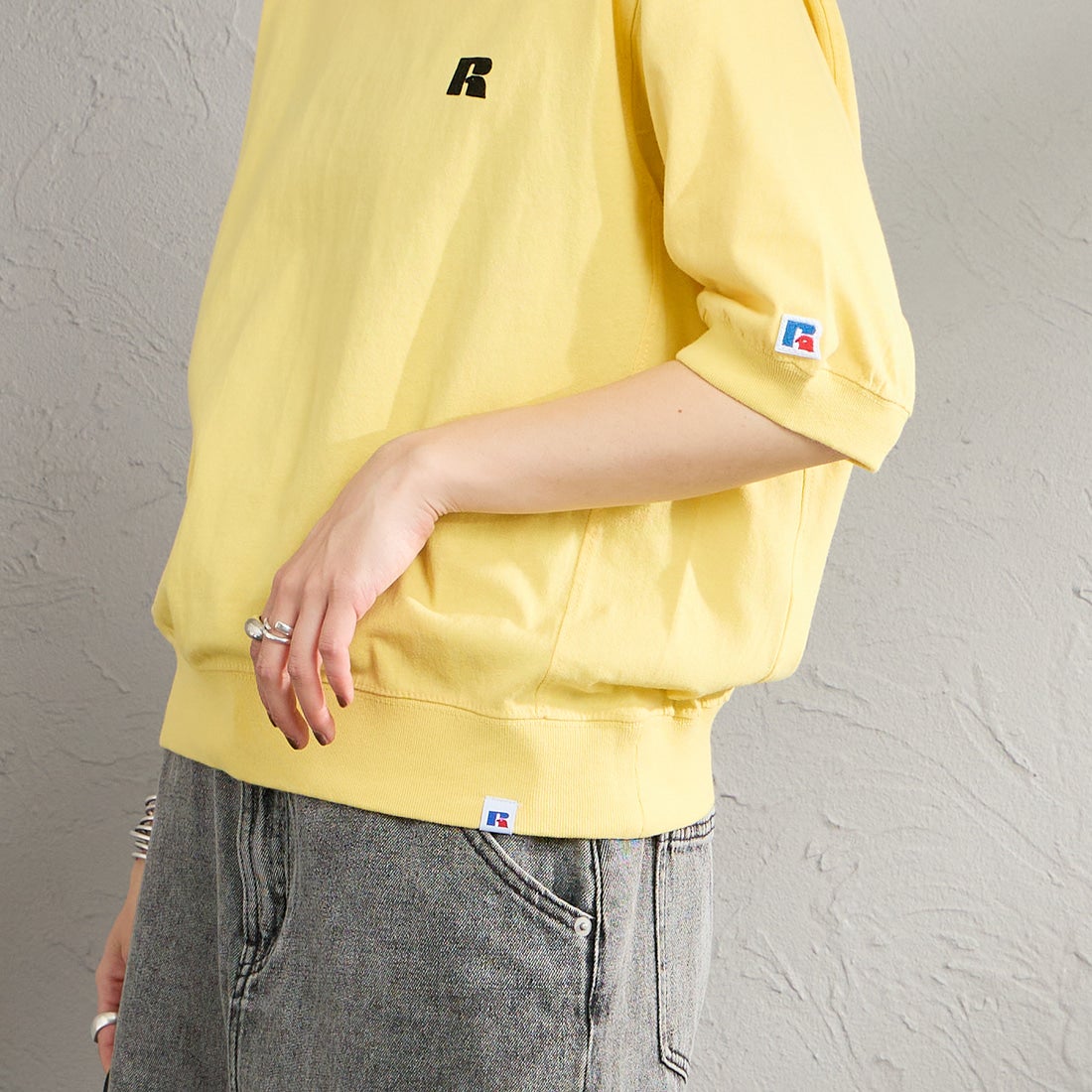 RUSSELL ATHLETIC [ラッセルアスレティック] 別注 カレッジロゴプリント スウェットライクTシャツ [JFRU26SS-01-JF] YELLOW &&モデル身長：158cm 着用サイズ：S&&