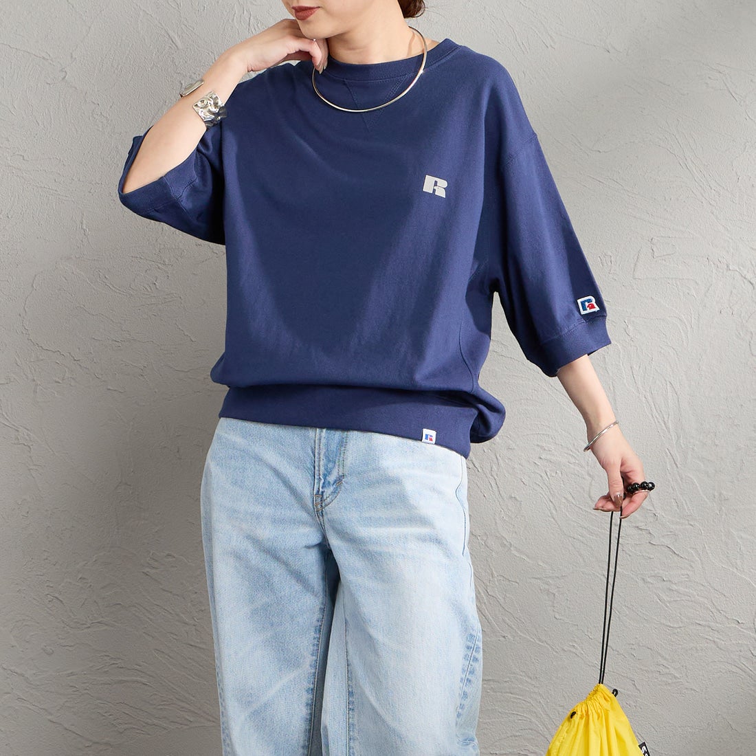 RUSSELL ATHLETIC [ラッセルアスレティック] 別注 カレッジロゴプリント スウェットライクTシャツ [JFRU26SS-01-JF] NAVY &&モデル身長：150cm 着用サイズ：S&&
