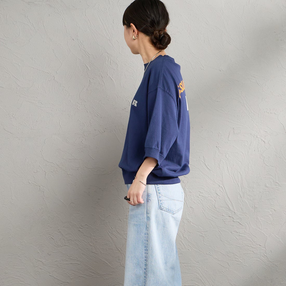 RUSSELL ATHLETIC [ラッセルアスレティック] 別注 カレッジロゴプリント スウェットライクTシャツ [JFRU26SS-01-JF] NAVY &&モデル身長：150cm 着用サイズ：S&&
