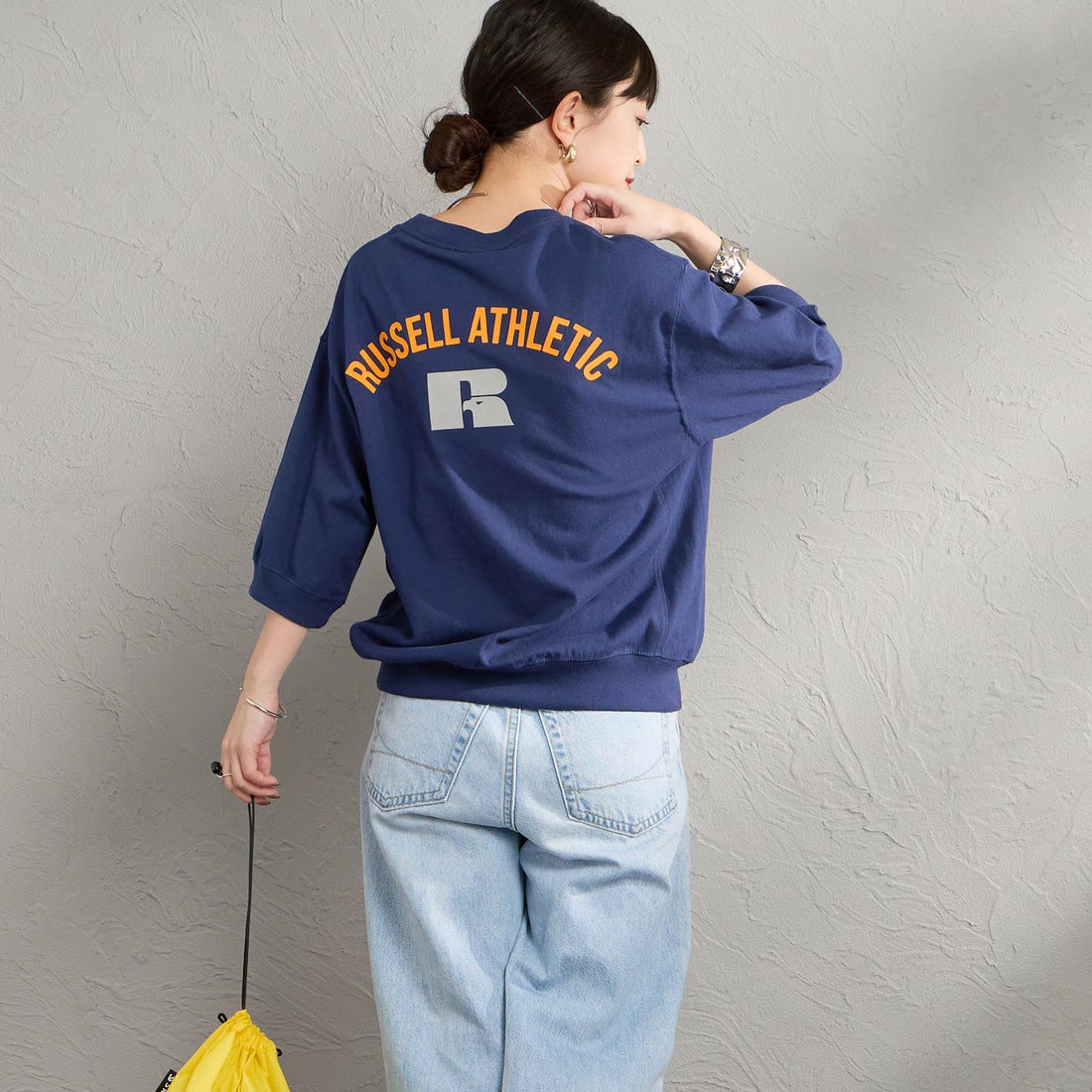 RUSSELL ATHLETIC [ラッセルアスレティック] 別注 カレッジロゴプリント スウェットライクTシャツ [JFRU26SS-01-JF] NAVY &&モデル身長：150cm 着用サイズ：S&&