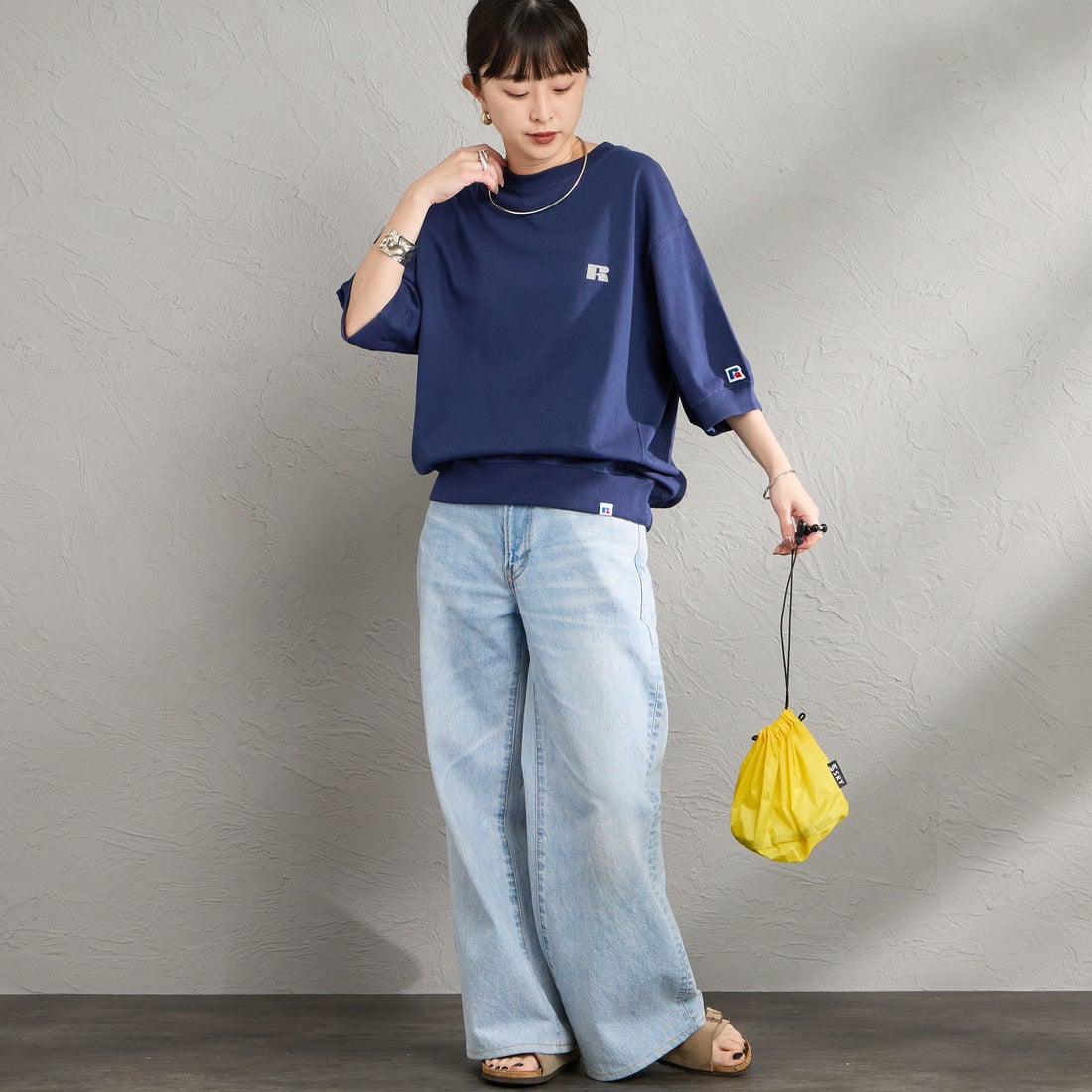 RUSSELL ATHLETIC [ラッセルアスレティック] 別注 カレッジロゴプリント スウェットライクTシャツ [JFRU26SS-01-JF] NAVY &&モデル身長：150cm 着用サイズ：S&&