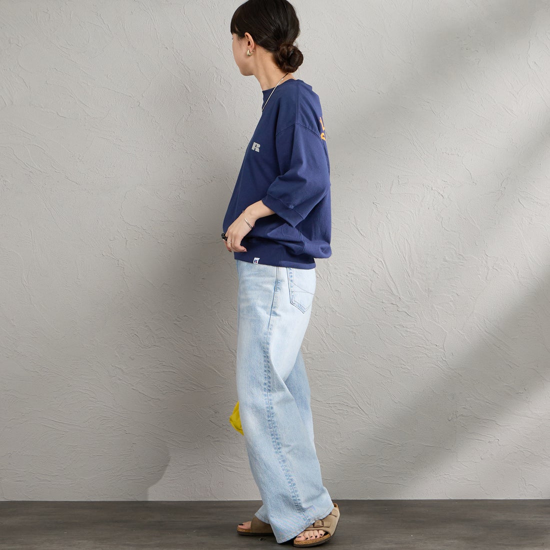 RUSSELL ATHLETIC [ラッセルアスレティック] 別注 カレッジロゴプリント スウェットライクTシャツ [JFRU26SS-01-JF] NAVY &&モデル身長：150cm 着用サイズ：S&&