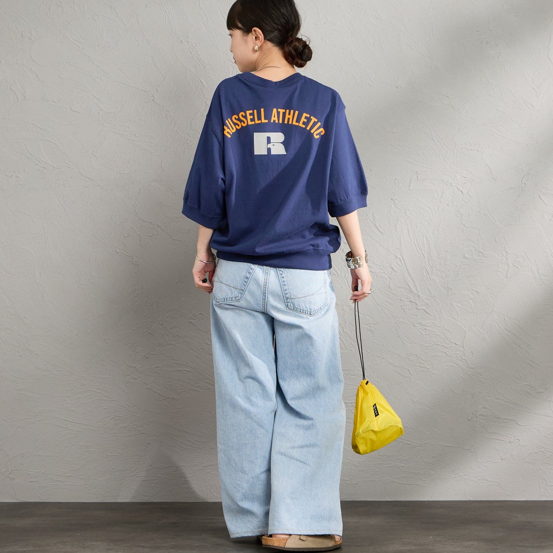 RUSSELL ATHLETIC [ラッセルアスレティック] 別注 カレッジロゴプリント スウェットライクTシャツ [JFRU26SS-01-JF] NAVY &&モデル身長：150cm 着用サイズ：S&&