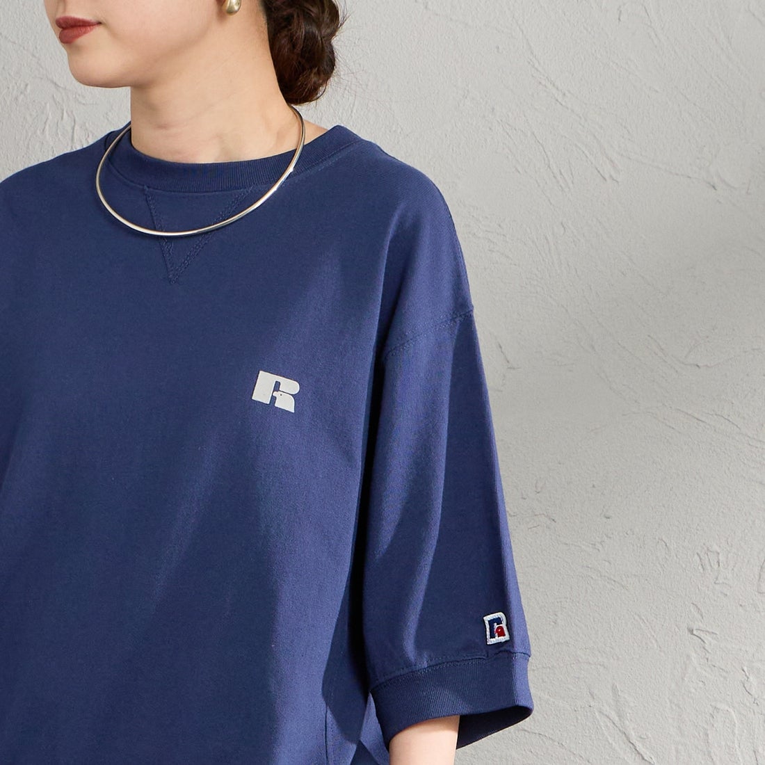 RUSSELL ATHLETIC [ラッセルアスレティック] 別注 カレッジロゴプリント スウェットライクTシャツ [JFRU26SS-01-JF] NAVY &&モデル身長：150cm 着用サイズ：S&&