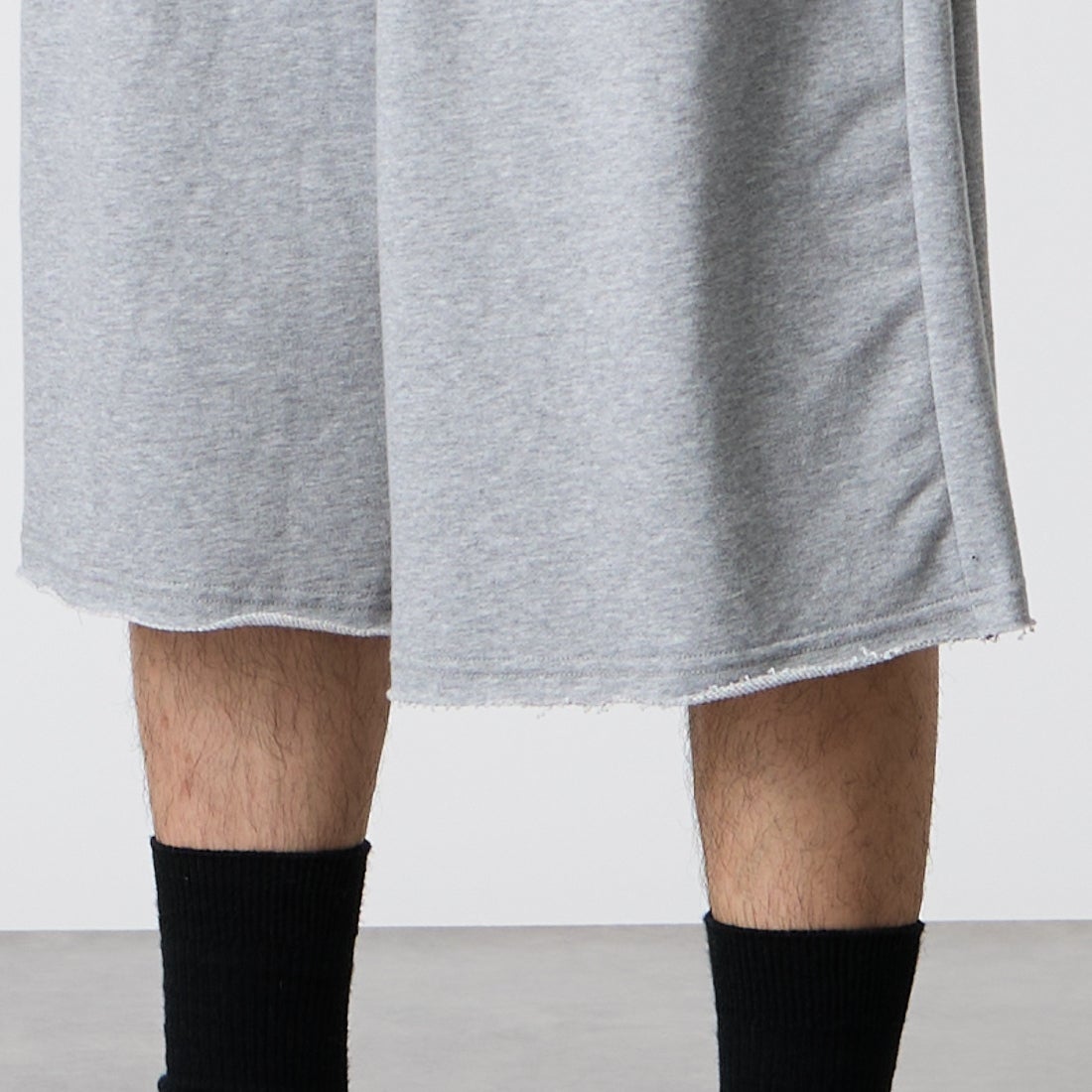 Noir Fabrik [ヌワールファブリック] スウェットクロップドパンツ [NF-262-021] GREY &&モデル身長：177cm 着用サイズ：M&&