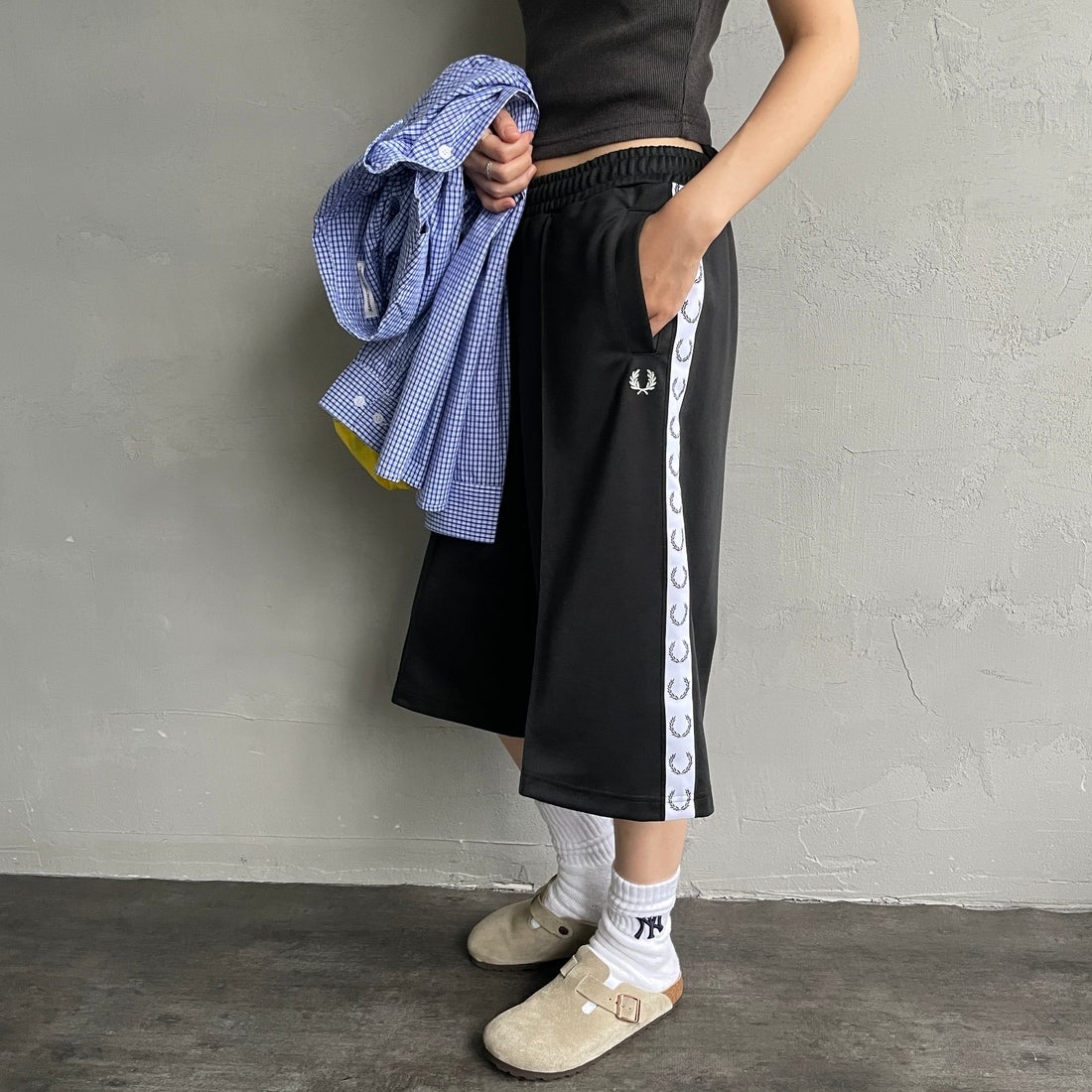FRED PERRY [フレッドペリー] トラックテープショーツ [S2101] 102 BLACK &&モデル身長：160cm 着用サイズ：10&&