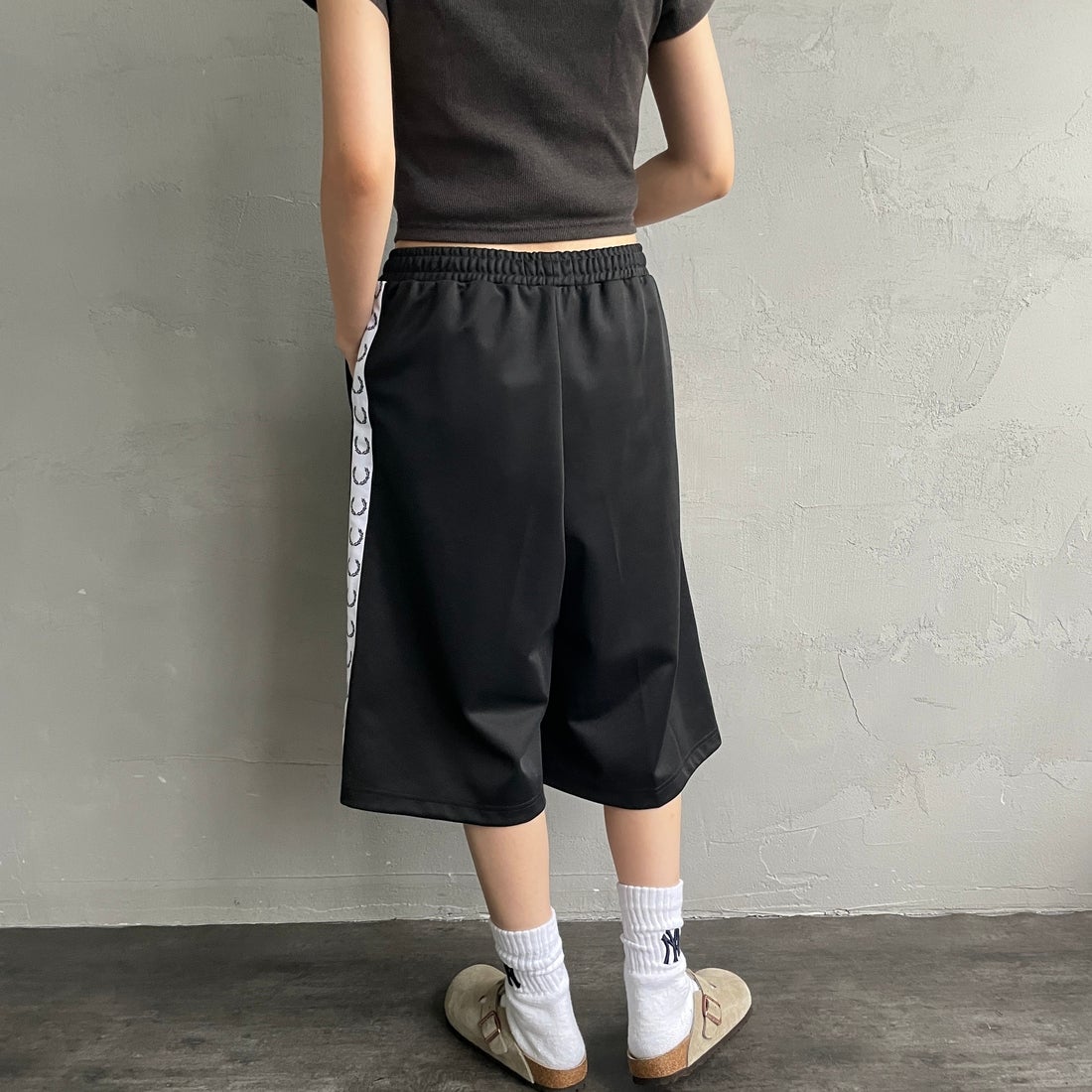 FRED PERRY [フレッドペリー] トラックテープショーツ [S2101] 102 BLACK &&モデル身長：160cm 着用サイズ：10&&