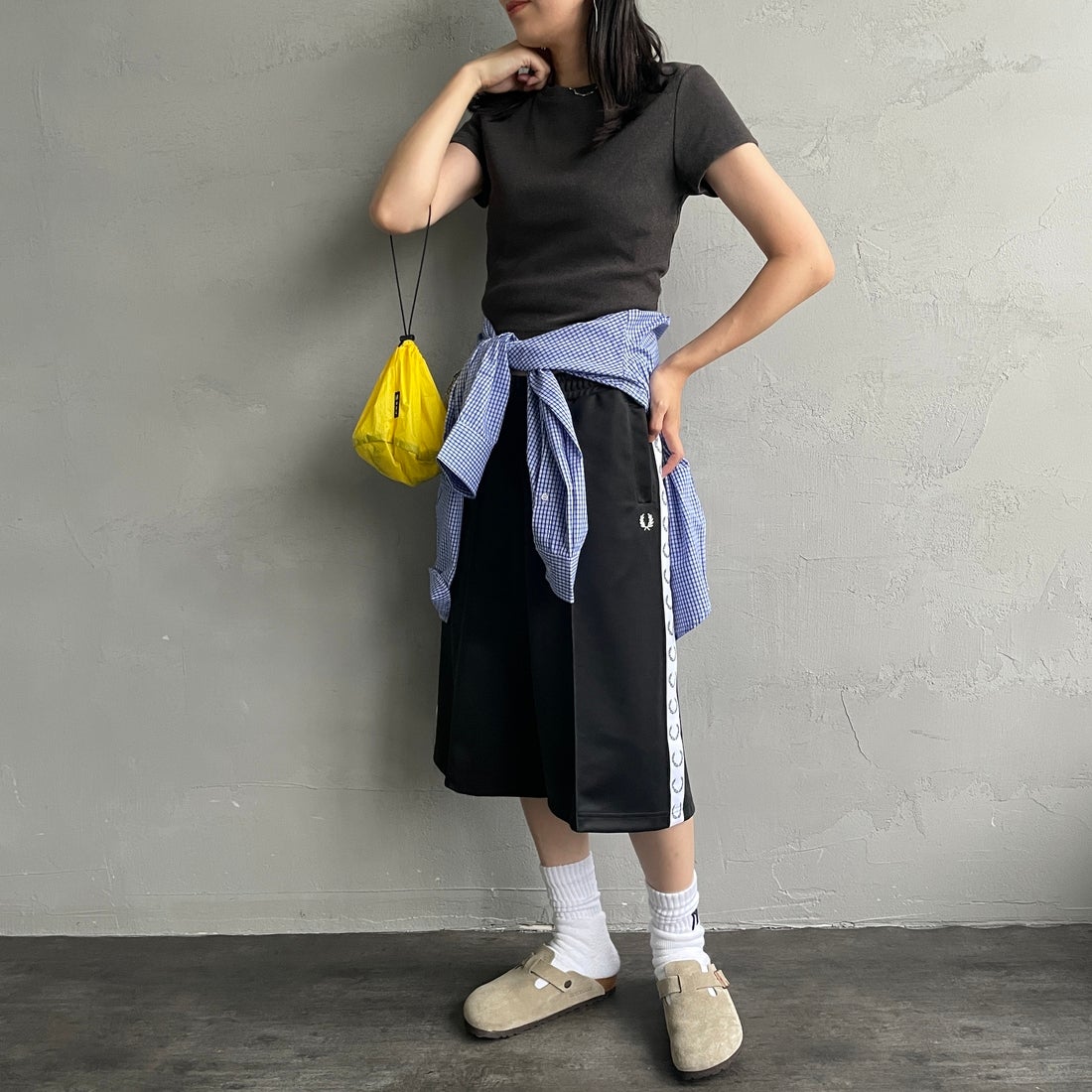 FRED PERRY [フレッドペリー] トラックテープショーツ [S2101] 102 BLACK &&モデル身長：160cm 着用サイズ：10&&