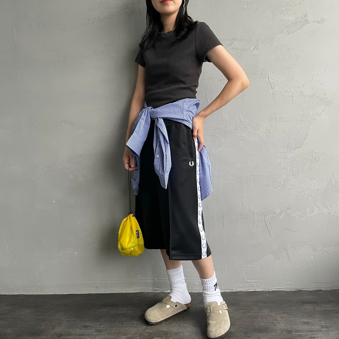 FRED PERRY [フレッドペリー] トラックテープショーツ [S2101] 102 BLACK &&モデル身長：160cm 着用サイズ：10&&