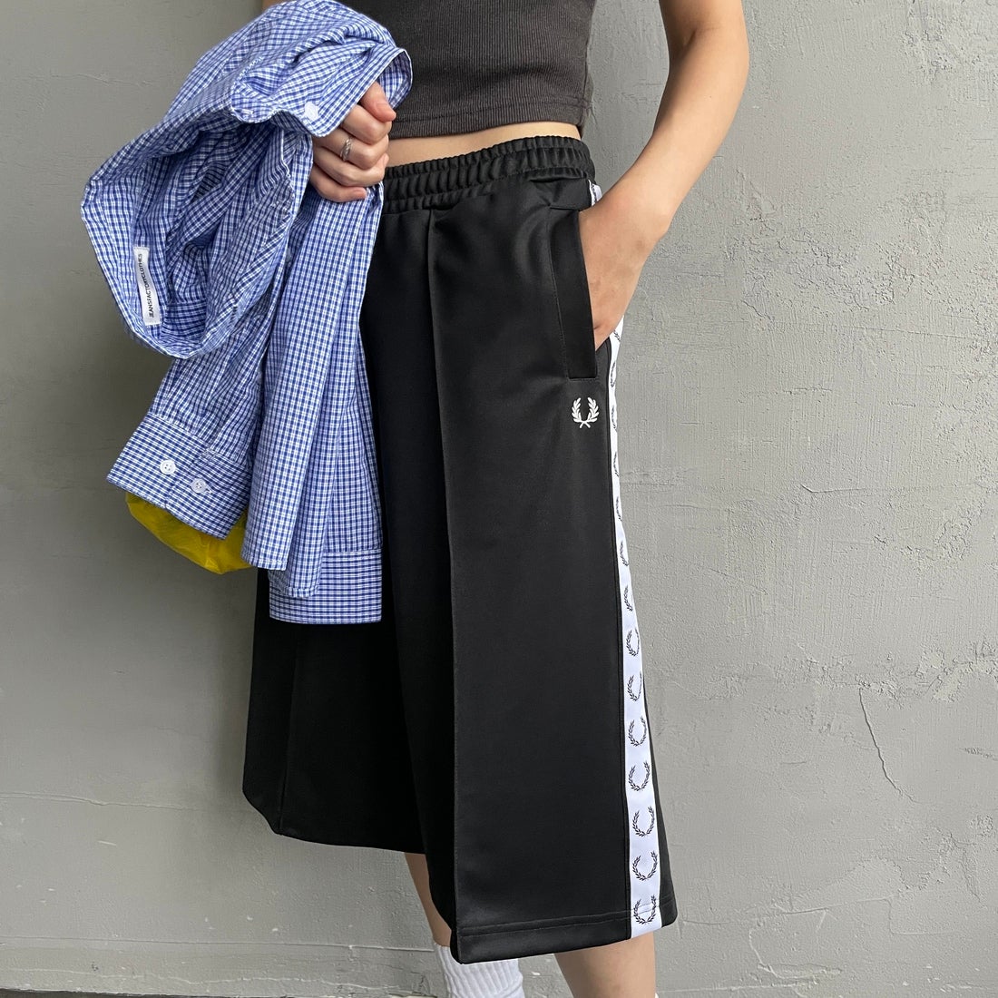 FRED PERRY [フレッドペリー] トラックテープショーツ [S2101] 102 BLACK &&モデル身長：160cm 着用サイズ：10&&