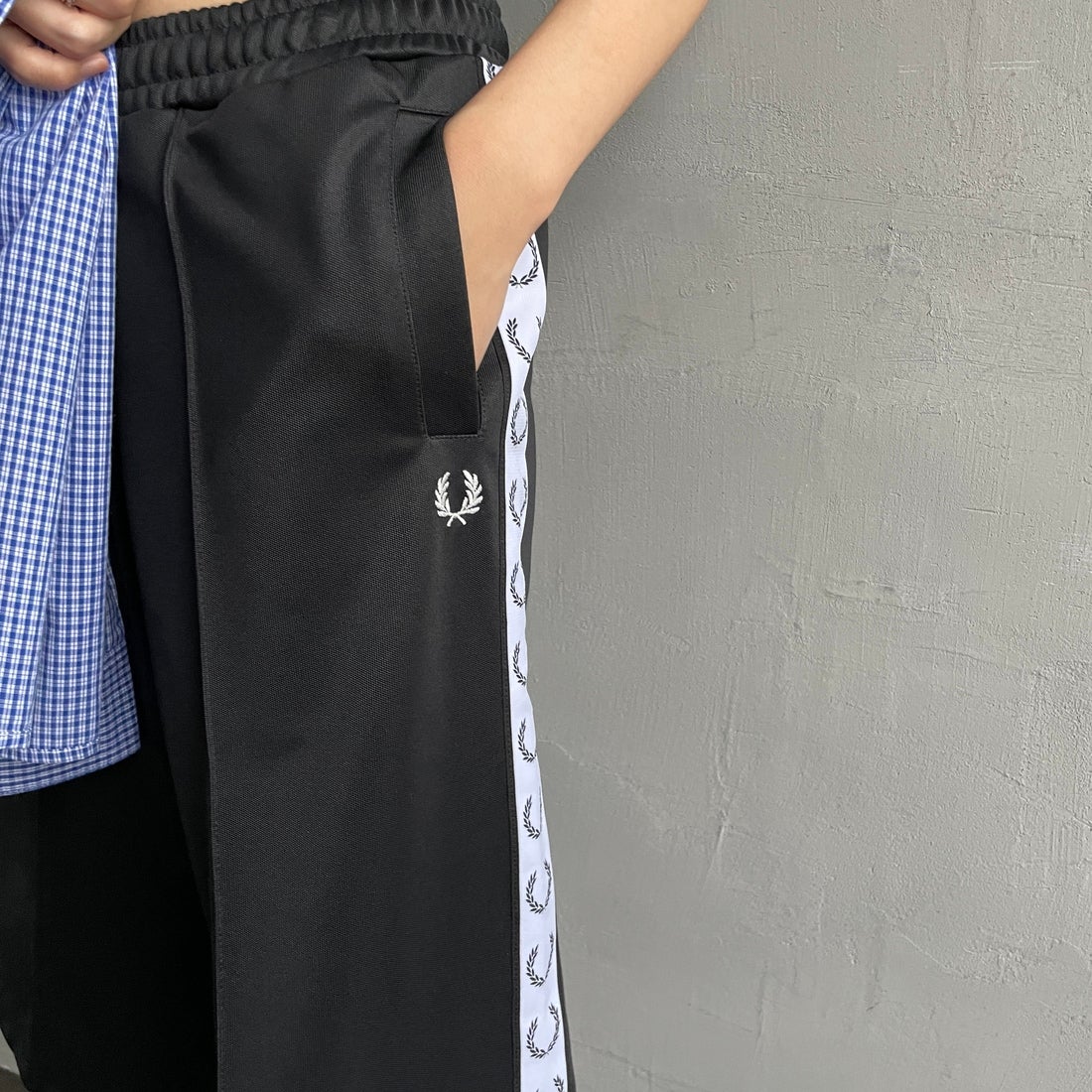 FRED PERRY [フレッドペリー] トラックテープショーツ [S2101] 102 BLACK &&モデル身長：160cm 着用サイズ：10&&