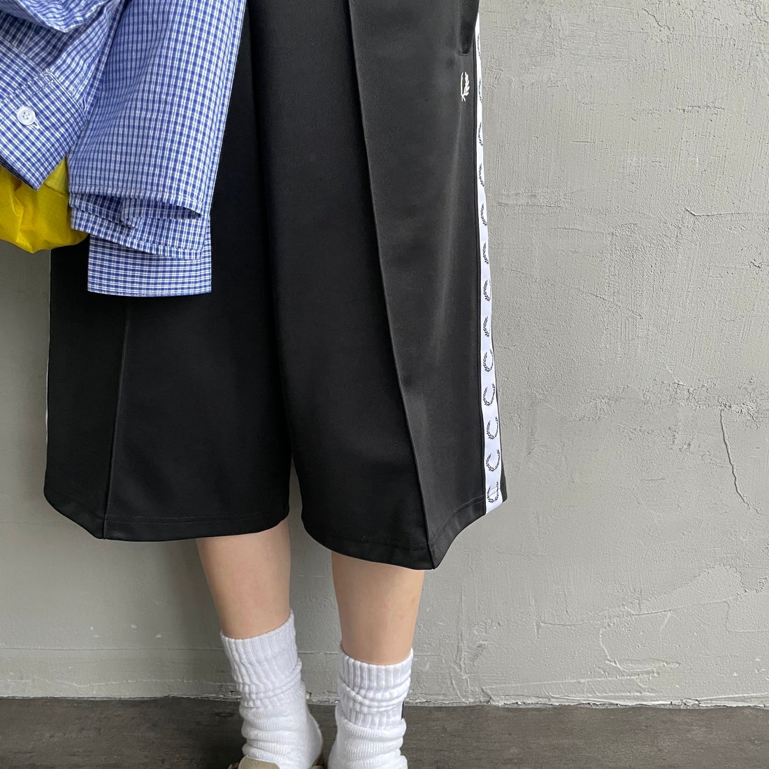 FRED PERRY [フレッドペリー] トラックテープショーツ [S2101] 102 BLACK &&モデル身長：160cm 着用サイズ：10&&