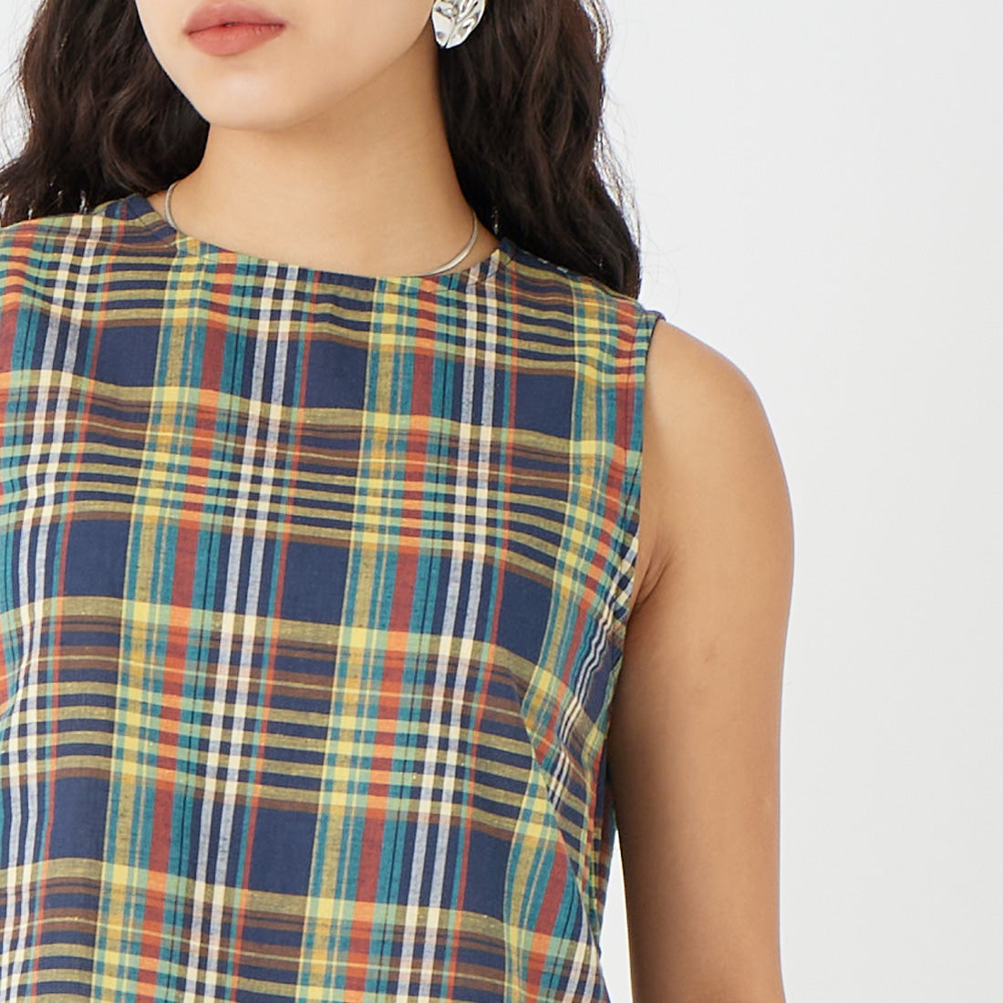 me. [ミードット] マドラスチェック スリーブレスプルオーバー [ME-26100] 279 NAVY &&モデル身長：162cm 着用サイズ：F&&