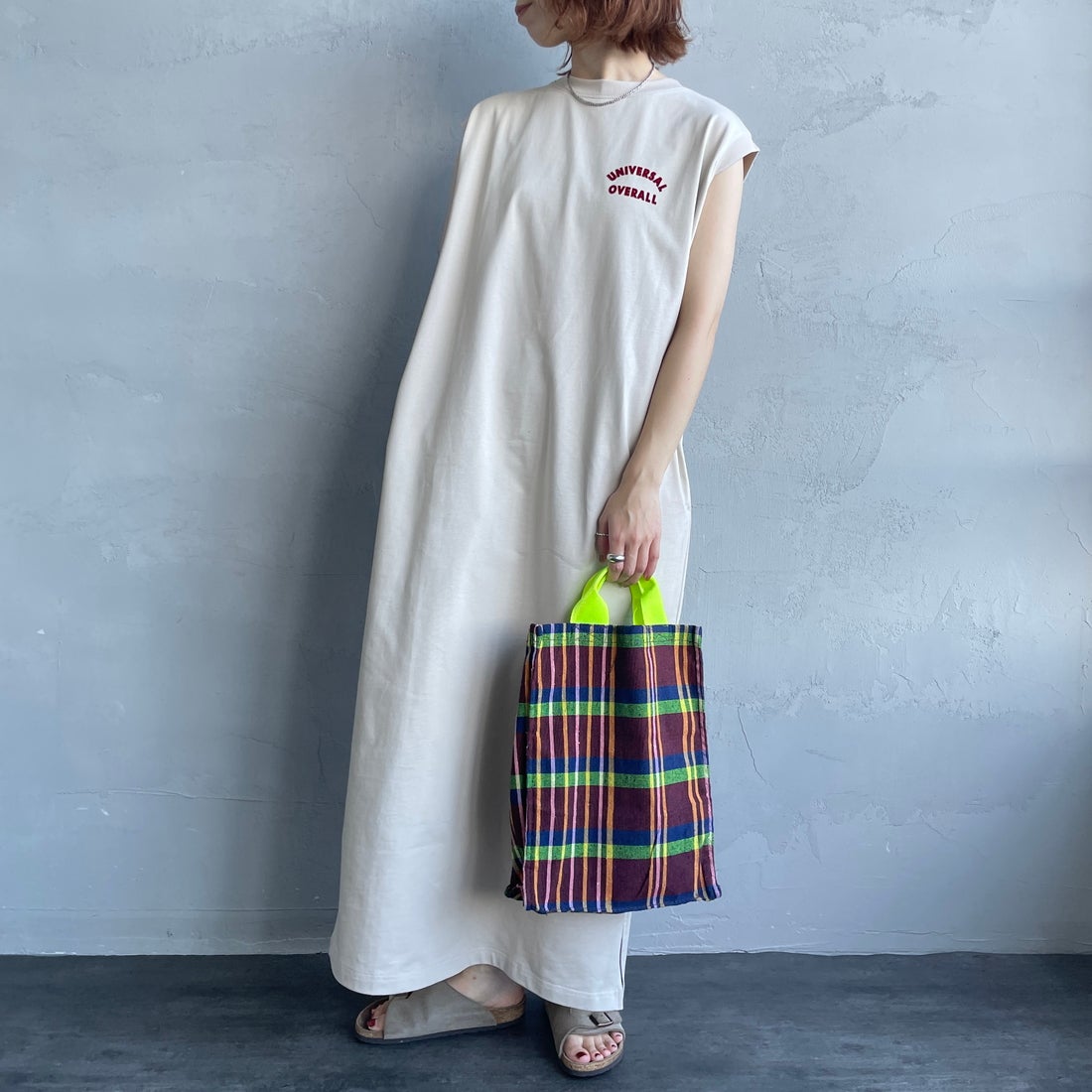 UNIVERSAL OVERALL [ユニバーサルオーバーオール] 別注 フロッキーワンポイントロゴ ノースリーブ マキシ丈ワンピース [U2612807IN-JF] GREIGE &&モデル身長：158cm 着用サイズ：F&&