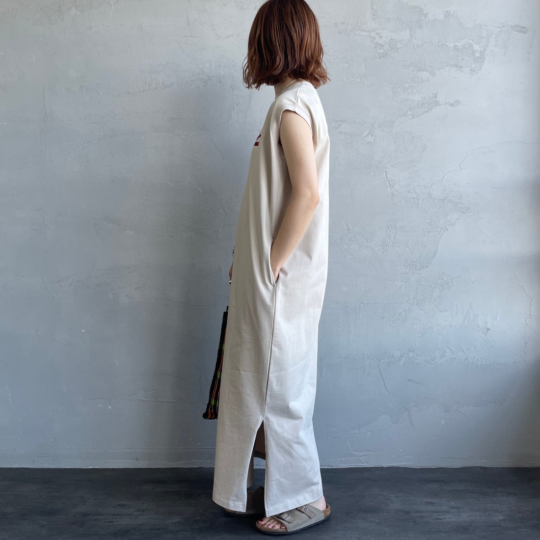 UNIVERSAL OVERALL [ユニバーサルオーバーオール] 別注 フロッキーワンポイントロゴ ノースリーブ マキシ丈ワンピース [U2612807IN-JF] GREIGE &&モデル身長：158cm 着用サイズ：F&&