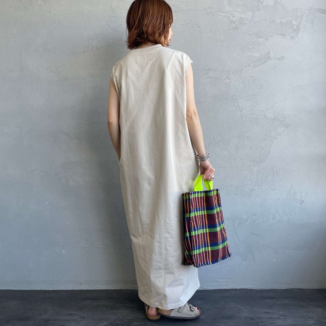 UNIVERSAL OVERALL [ユニバーサルオーバーオール] 別注 フロッキーワンポイントロゴ ノースリーブ マキシ丈ワンピース [U2612807IN-JF] GREIGE &&モデル身長：158cm 着用サイズ：F&&