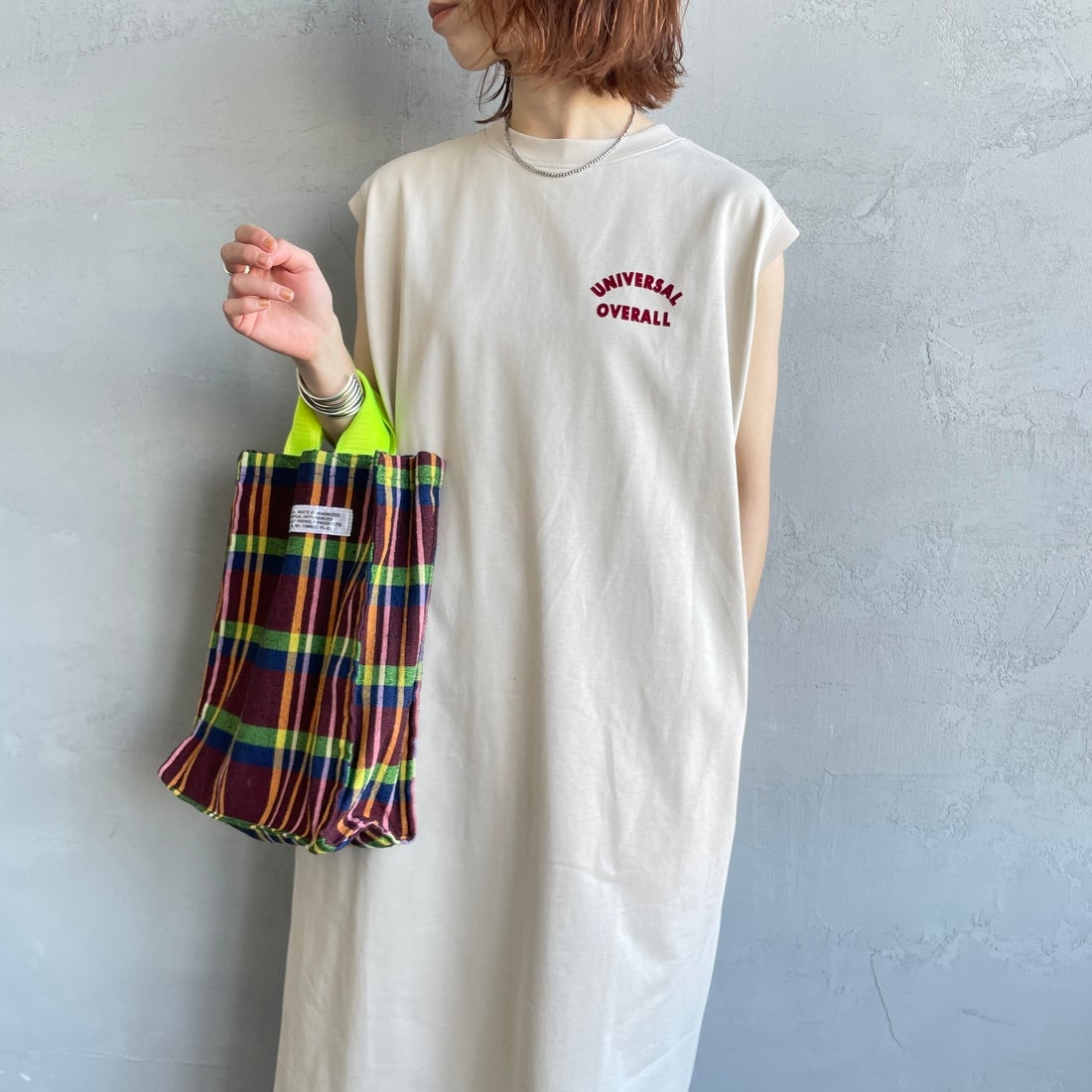 UNIVERSAL OVERALL [ユニバーサルオーバーオール] 別注 フロッキーワンポイントロゴ ノースリーブ マキシ丈ワンピース [U2612807IN-JF] GREIGE &&モデル身長：158cm 着用サイズ：F&&