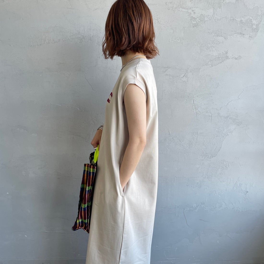 UNIVERSAL OVERALL [ユニバーサルオーバーオール] 別注 フロッキーワンポイントロゴ ノースリーブ マキシ丈ワンピース [U2612807IN-JF] GREIGE &&モデル身長：158cm 着用サイズ：F&&