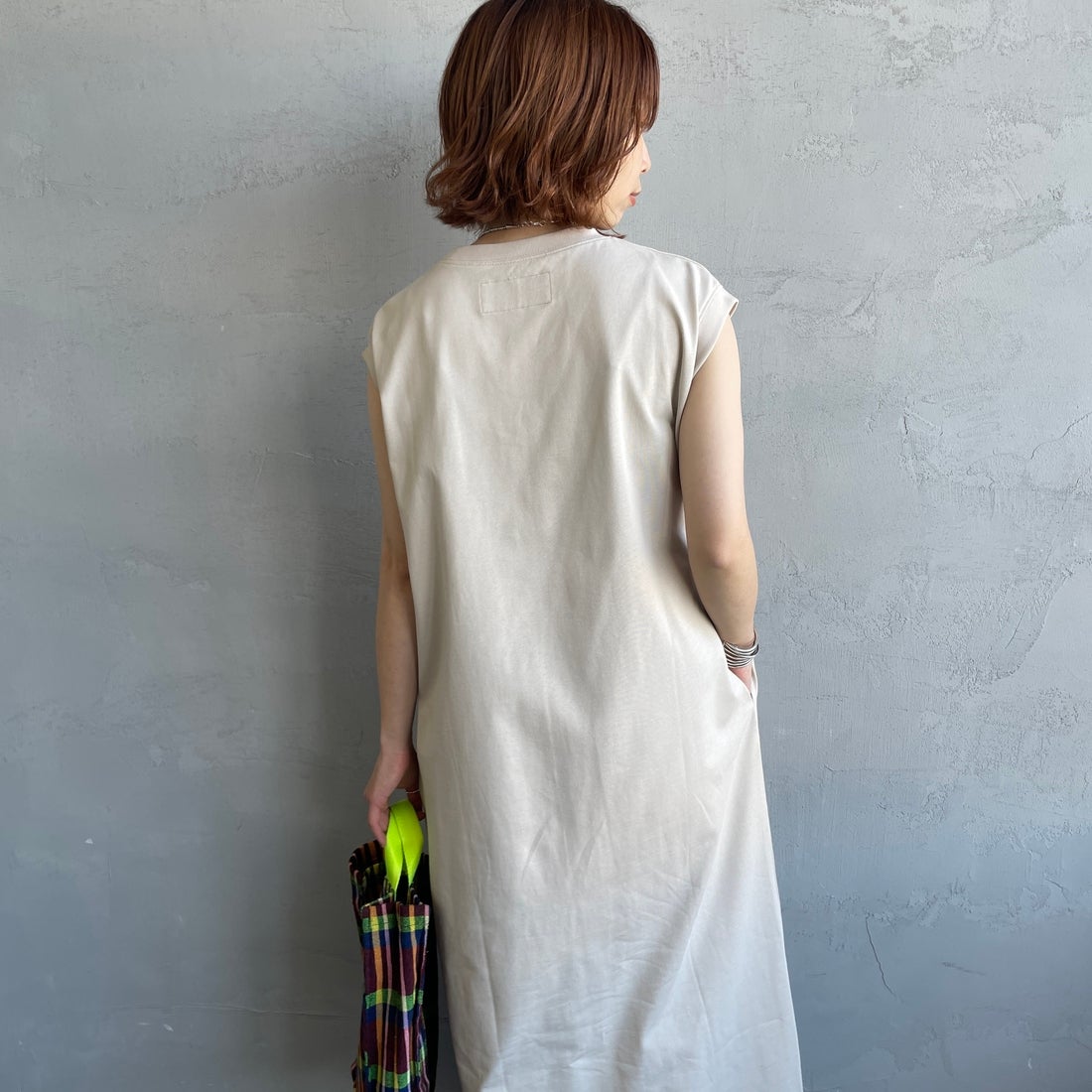 UNIVERSAL OVERALL [ユニバーサルオーバーオール] 別注 フロッキーワンポイントロゴ ノースリーブ マキシ丈ワンピース [U2612807IN-JF] GREIGE &&モデル身長：158cm 着用サイズ：F&&