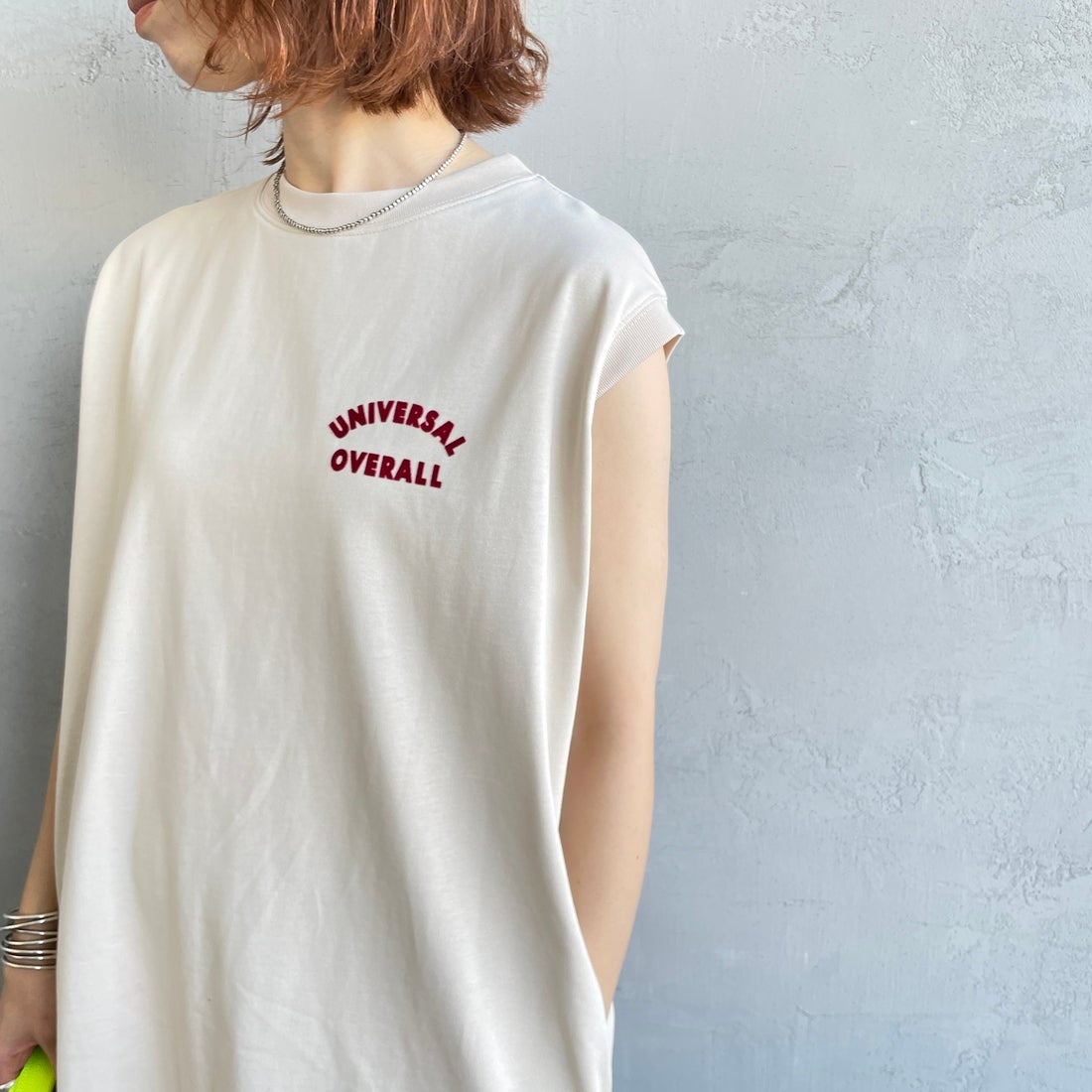 UNIVERSAL OVERALL [ユニバーサルオーバーオール] 別注 フロッキーワンポイントロゴ ノースリーブ マキシ丈ワンピース [U2612807IN-JF] GREIGE &&モデル身長：158cm 着用サイズ：F&&
