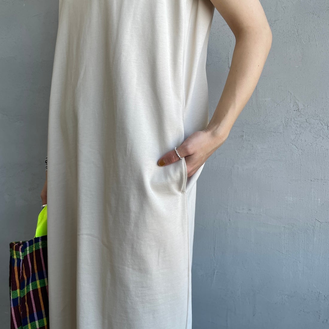 UNIVERSAL OVERALL [ユニバーサルオーバーオール] 別注 フロッキーワンポイントロゴ ノースリーブ マキシ丈ワンピース [U2612807IN-JF] GREIGE &&モデル身長：158cm 着用サイズ：F&&