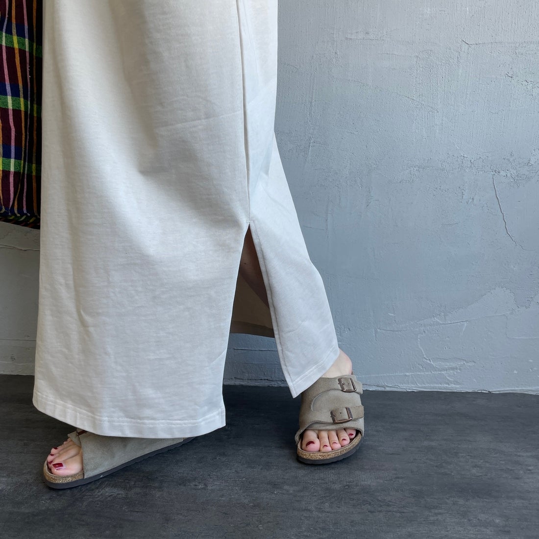 UNIVERSAL OVERALL [ユニバーサルオーバーオール] 別注 フロッキーワンポイントロゴ ノースリーブ マキシ丈ワンピース [U2612807IN-JF] GREIGE &&モデル身長：158cm 着用サイズ：F&&