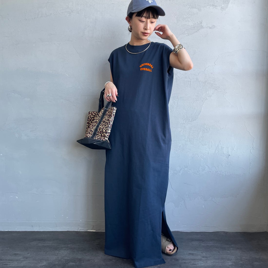 UNIVERSAL OVERALL [ユニバーサルオーバーオール] 別注 フロッキーワンポイントロゴ ノースリーブ マキシ丈ワンピース [U2612807IN-JF] NAVY &&モデル身長：150cm 着用サイズ：F&&