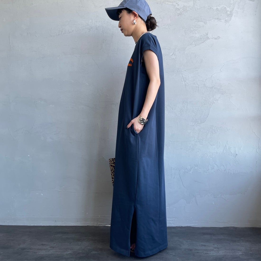 UNIVERSAL OVERALL [ユニバーサルオーバーオール] 別注 フロッキーワンポイントロゴ ノースリーブ マキシ丈ワンピース [U2612807IN-JF] NAVY &&モデル身長：150cm 着用サイズ：F&&