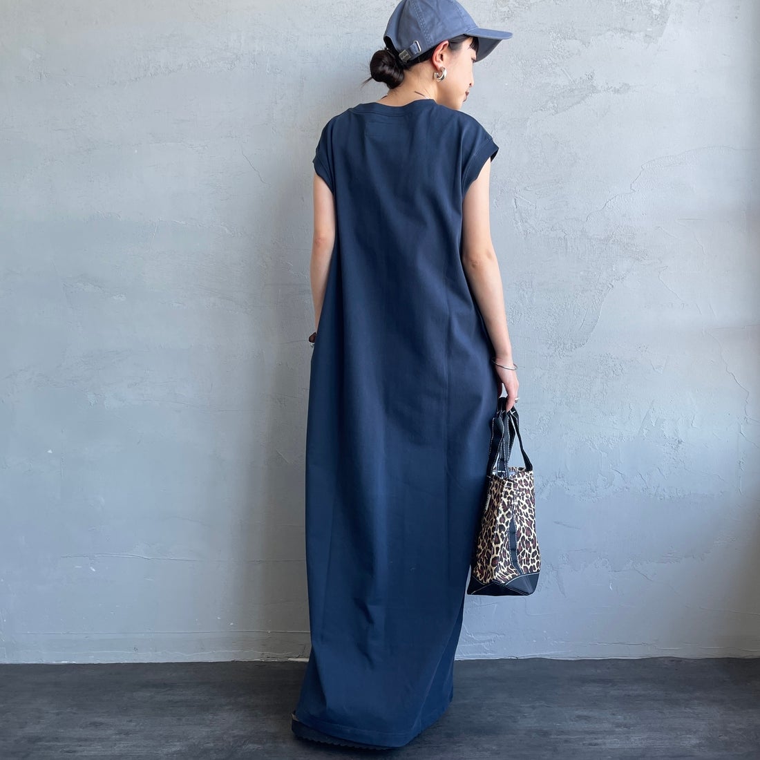 UNIVERSAL OVERALL [ユニバーサルオーバーオール] 別注 フロッキーワンポイントロゴ ノースリーブ マキシ丈ワンピース [U2612807IN-JF] NAVY &&モデル身長：150cm 着用サイズ：F&&