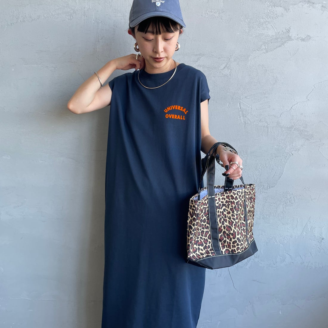 UNIVERSAL OVERALL [ユニバーサルオーバーオール] 別注 フロッキーワンポイントロゴ ノースリーブ マキシ丈ワンピース [U2612807IN-JF] NAVY &&モデル身長：150cm 着用サイズ：F&&
