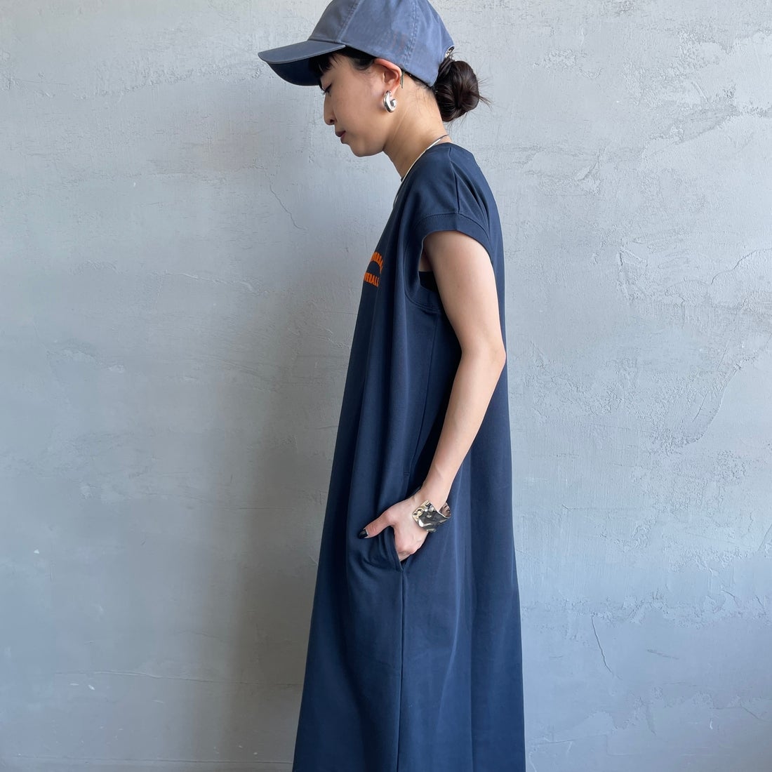 UNIVERSAL OVERALL [ユニバーサルオーバーオール] 別注 フロッキーワンポイントロゴ ノースリーブ マキシ丈ワンピース [U2612807IN-JF] NAVY &&モデル身長：150cm 着用サイズ：F&&