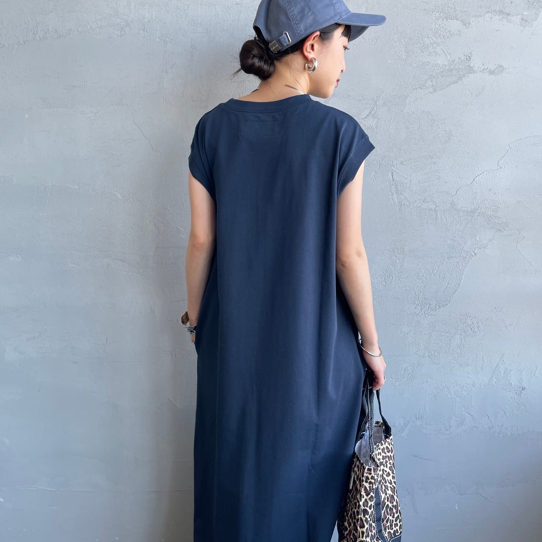 UNIVERSAL OVERALL [ユニバーサルオーバーオール] 別注 フロッキーワンポイントロゴ ノースリーブ マキシ丈ワンピース [U2612807IN-JF] NAVY &&モデル身長：150cm 着用サイズ：F&&