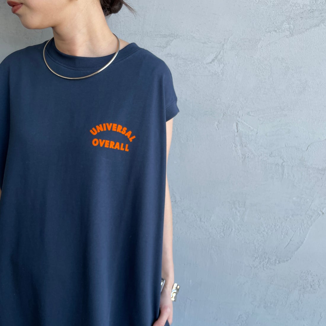 UNIVERSAL OVERALL [ユニバーサルオーバーオール] 別注 フロッキーワンポイントロゴ ノースリーブ マキシ丈ワンピース [U2612807IN-JF] NAVY &&モデル身長：150cm 着用サイズ：F&&