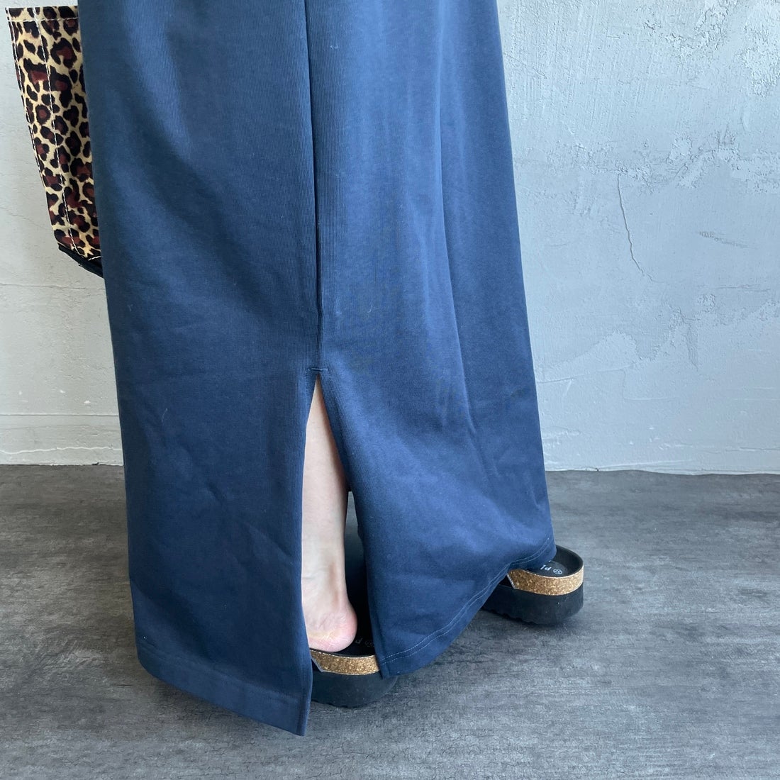 UNIVERSAL OVERALL [ユニバーサルオーバーオール] 別注 フロッキーワンポイントロゴ ノースリーブ マキシ丈ワンピース [U2612807IN-JF] NAVY &&モデル身長：150cm 着用サイズ：F&&