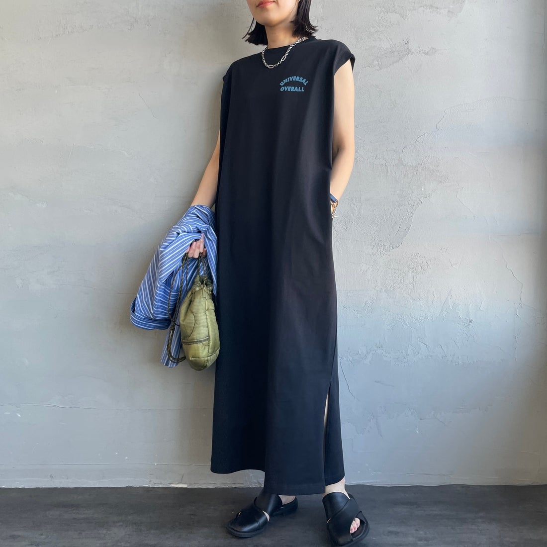 UNIVERSAL OVERALL [ユニバーサルオーバーオール] 別注 フロッキーワンポイントロゴ ノースリーブ マキシ丈ワンピース [U2612807IN-JF] BLACK &&モデル身長：160cm 着用サイズ：F&&