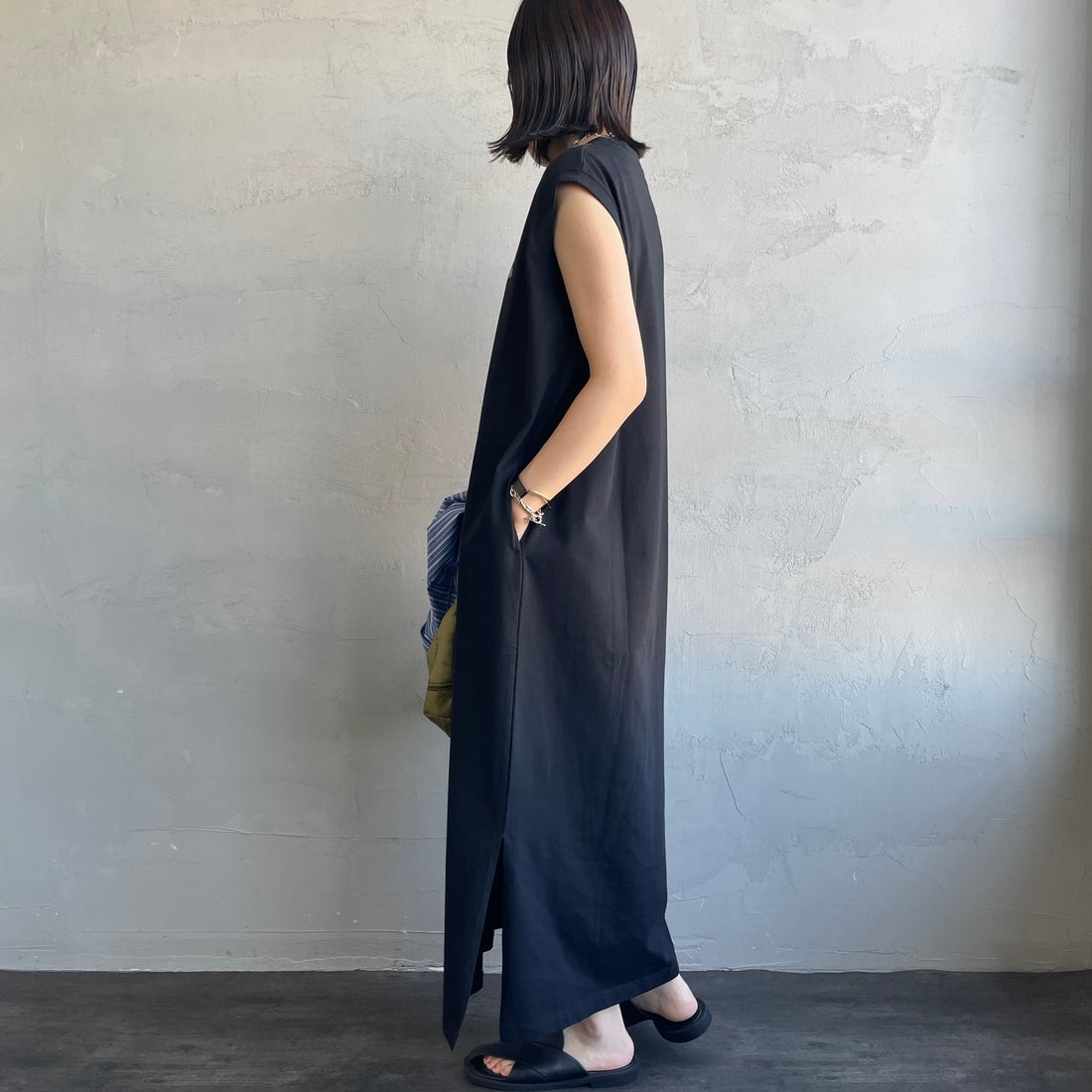 UNIVERSAL OVERALL [ユニバーサルオーバーオール] 別注 フロッキーワンポイントロゴ ノースリーブ マキシ丈ワンピース [U2612807IN-JF] BLACK &&モデル身長：160cm 着用サイズ：F&&