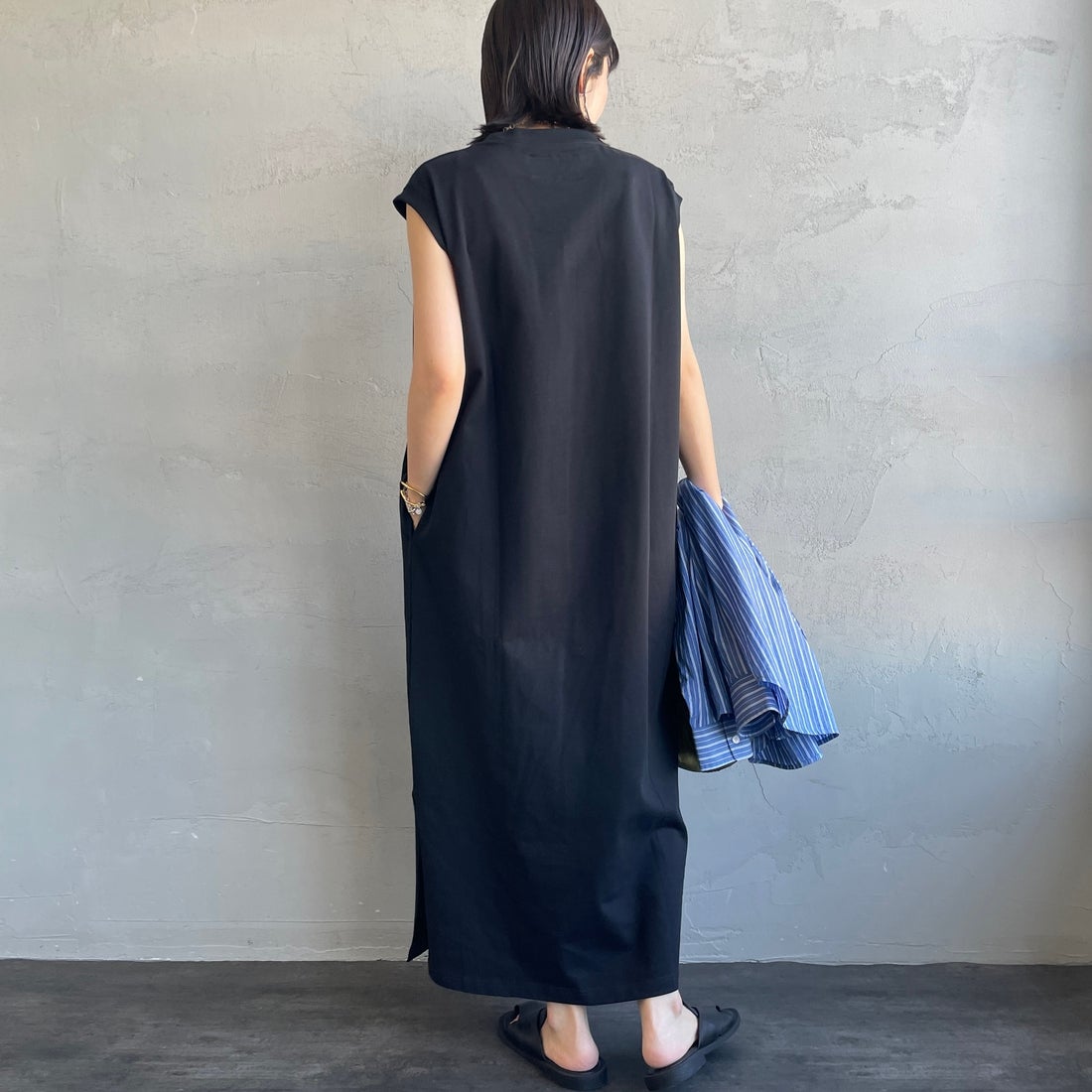 UNIVERSAL OVERALL [ユニバーサルオーバーオール] 別注 フロッキーワンポイントロゴ ノースリーブ マキシ丈ワンピース [U2612807IN-JF] BLACK &&モデル身長：160cm 着用サイズ：F&&