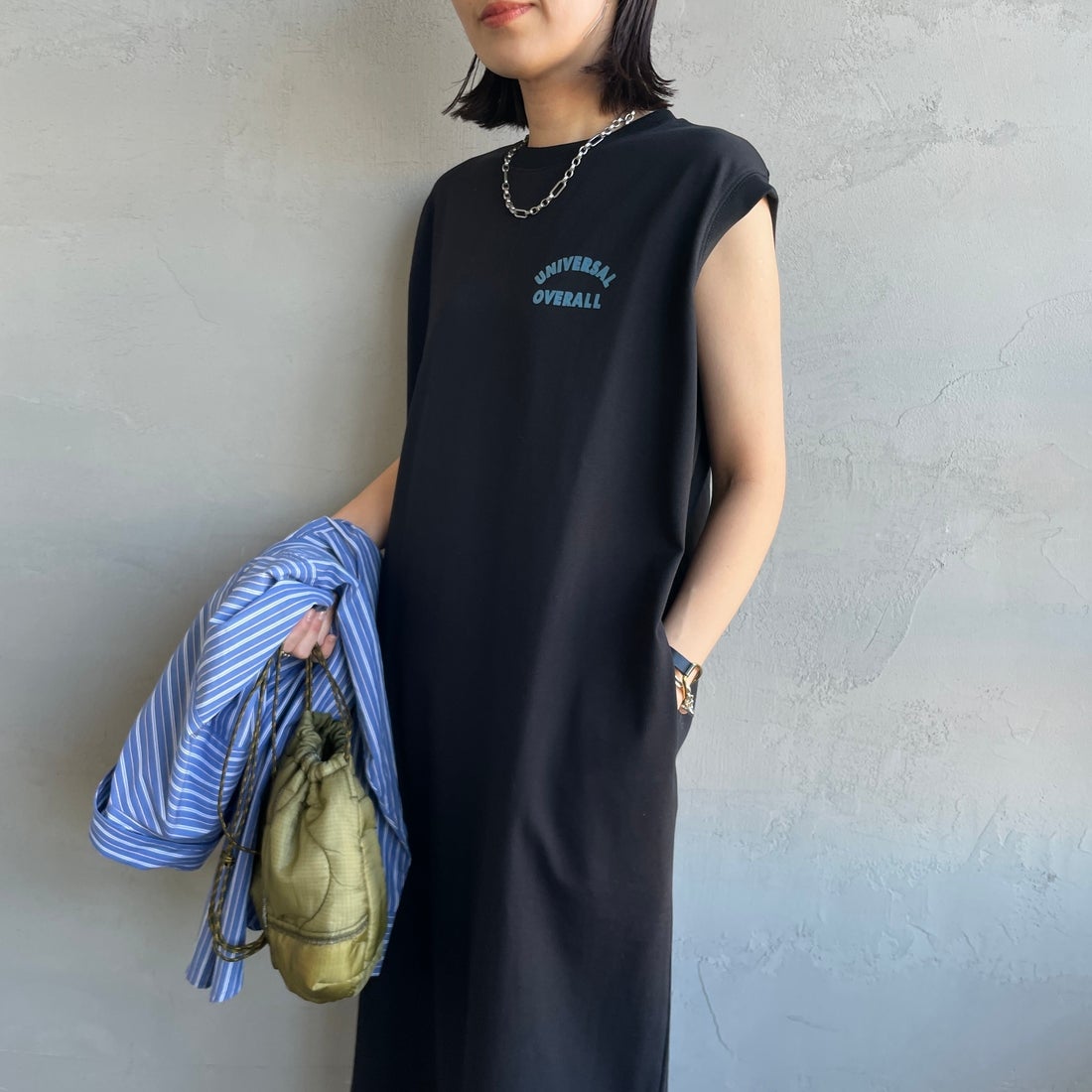 UNIVERSAL OVERALL [ユニバーサルオーバーオール] 別注 フロッキーワンポイントロゴ ノースリーブ マキシ丈ワンピース [U2612807IN-JF] BLACK &&モデル身長：160cm 着用サイズ：F&&