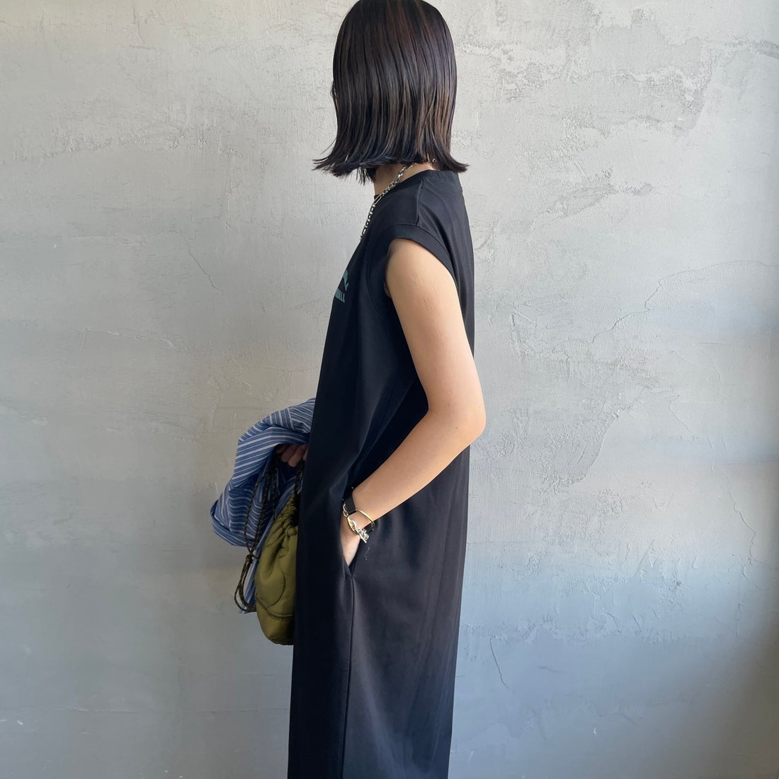 UNIVERSAL OVERALL [ユニバーサルオーバーオール] 別注 フロッキーワンポイントロゴ ノースリーブ マキシ丈ワンピース [U2612807IN-JF] BLACK &&モデル身長：160cm 着用サイズ：F&&